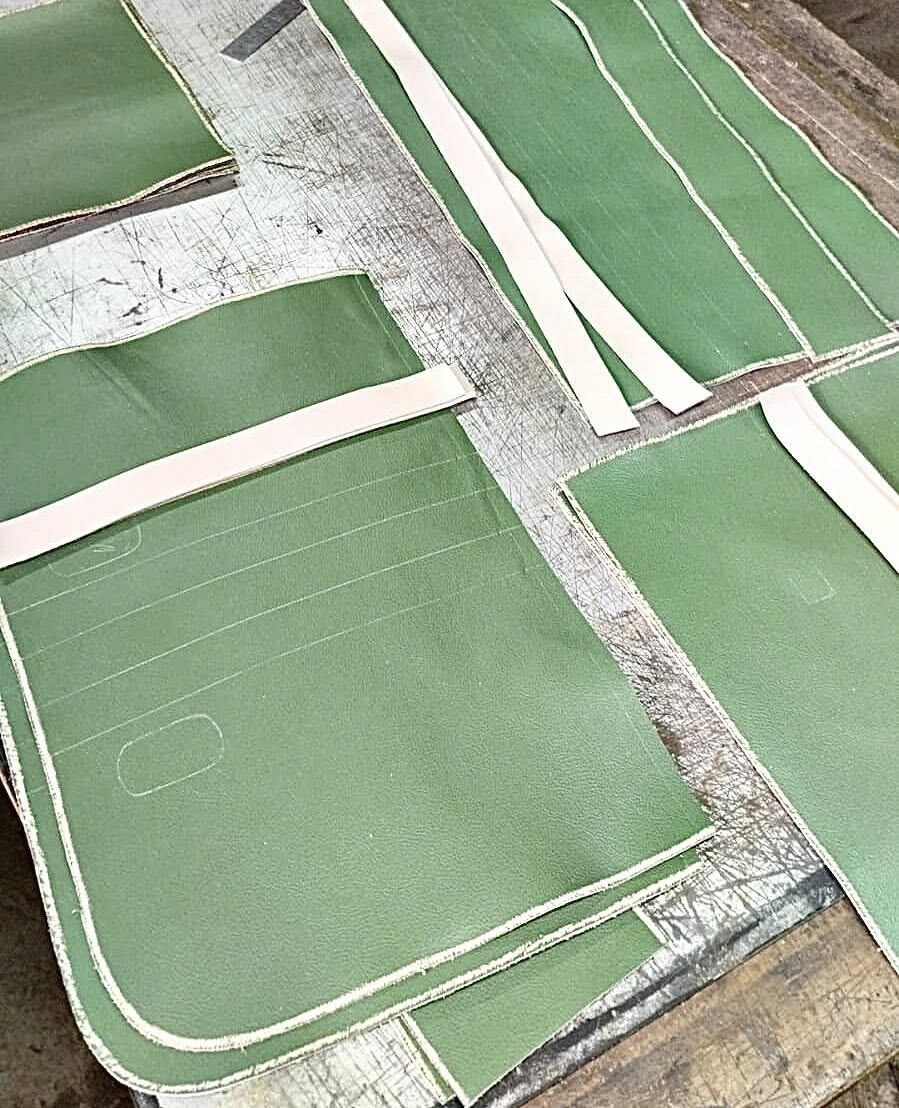 Miguel Cruz Salazar jamás se imaginó que un bolso hecho con sus propias manos, en su taller de San Mateo de Alajuela, iba a terminar en el hombro del actor Brad Pitt… ¡y en el cine mundial!