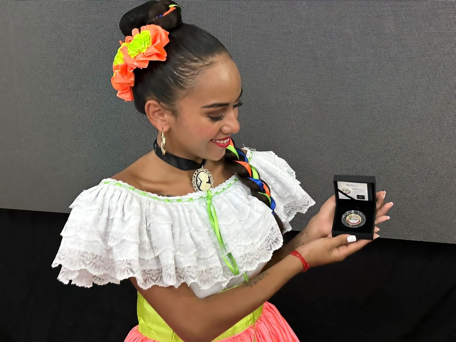 Karla Bustos Villavicencio tiene 18 años, vive en Alajuelita, es de puras y originales raíces guanacastecas y desde el pasado 24 de julio se convirtió, oficialmente, en la primera mujer en la historia del país que aparece en una moneda.