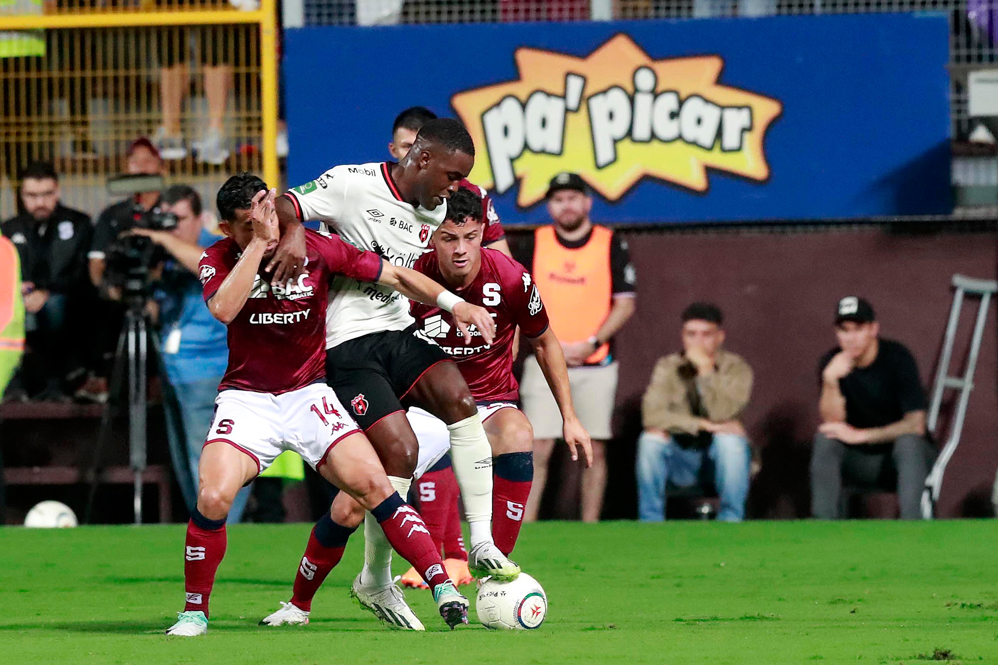 04/11/2023      Estadio Ricardo Saprissa, Tibás. El Deportivo Saprissa recibió a la Liga Deportiva Alajuelense, en una nueva versión del Clásico Nacional en partido de la jornada 18, Torneo de Apertura, Liga Promérica 2023.