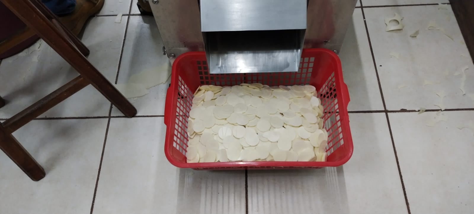 El pasado martes 28 de marzo, como a las 11 de la mañana, el tallercito de hostias de la Conferencia Episcopal nos abrió sus puertas para que pudiéramos compartir con ellos justo en una época cargaditica de trabajo, los días antes de Semana Santa