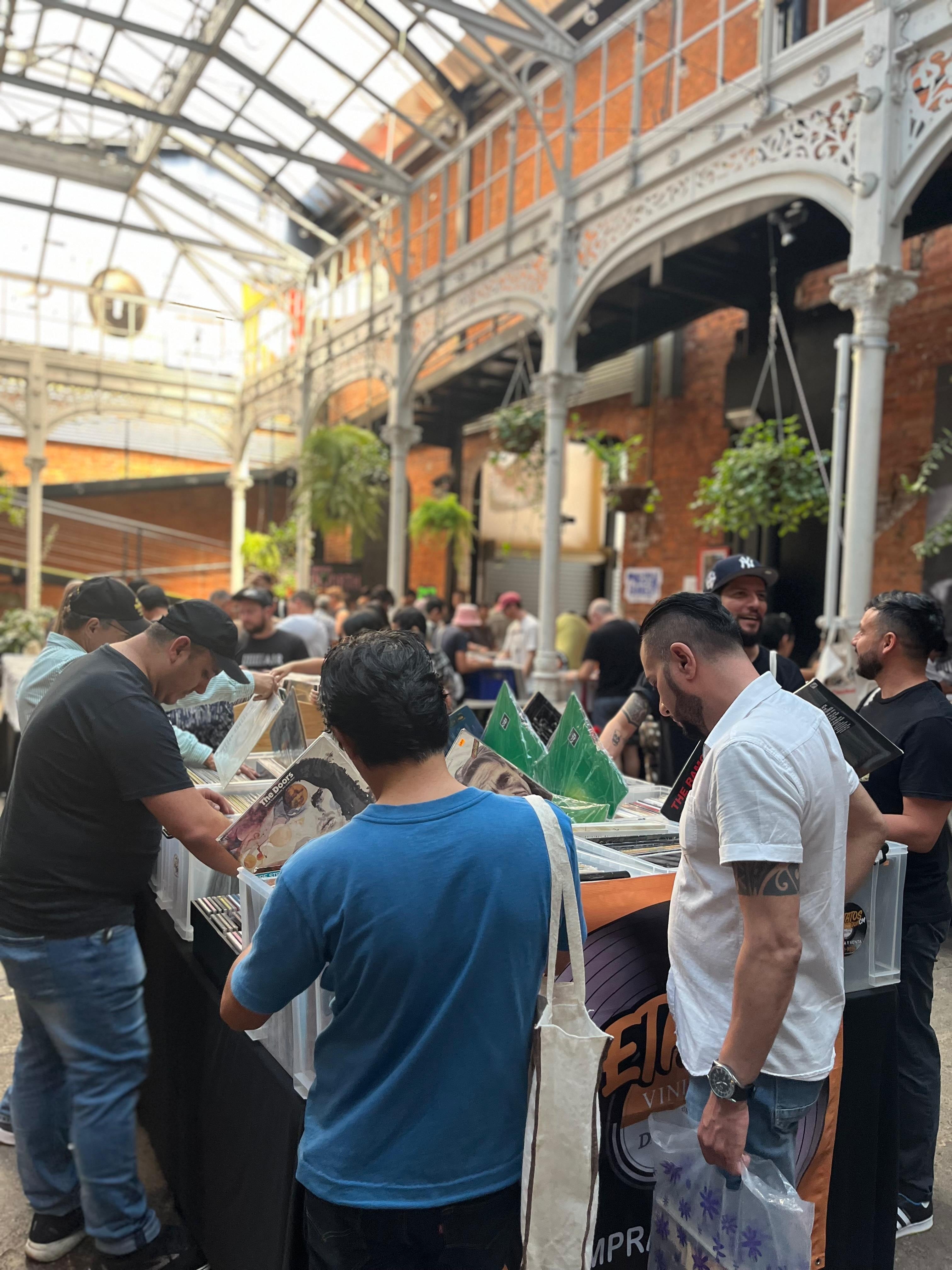 Arnold Von Storren Rojas es de Alajuela y tiene 14 años de tener en San José, en el edificio Las Arcadas, una tienda que vende discos de vinilo. Su pasión por estos discos nació desde los 13 años