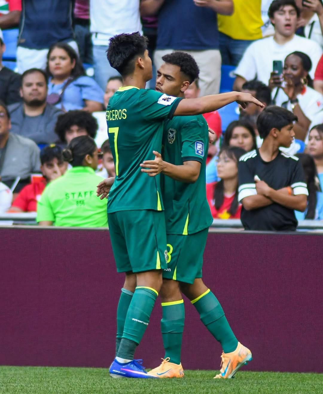 Bolivia sueña con el Mundial tras vencer 2-1 a Surinam