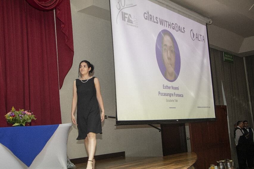 Esther Pocasangre, una joven de 22 años, es la primera estudiante en graduarse del técnico en mantenimiento aeronáutico en el IFA.