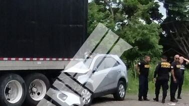 Pareja murió en brutal choque contra tráiler