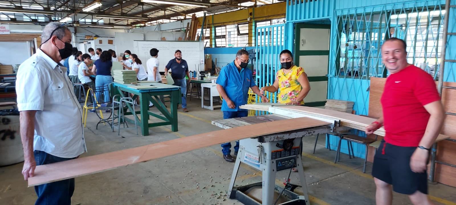 Entre profesores y estudiantes del Liceo San Carlos, en Ciudad Quesada, se fajaron duro haciendo pupitres desde febrero pasado y ya lograron, entre reparar y restaurar, unos 800