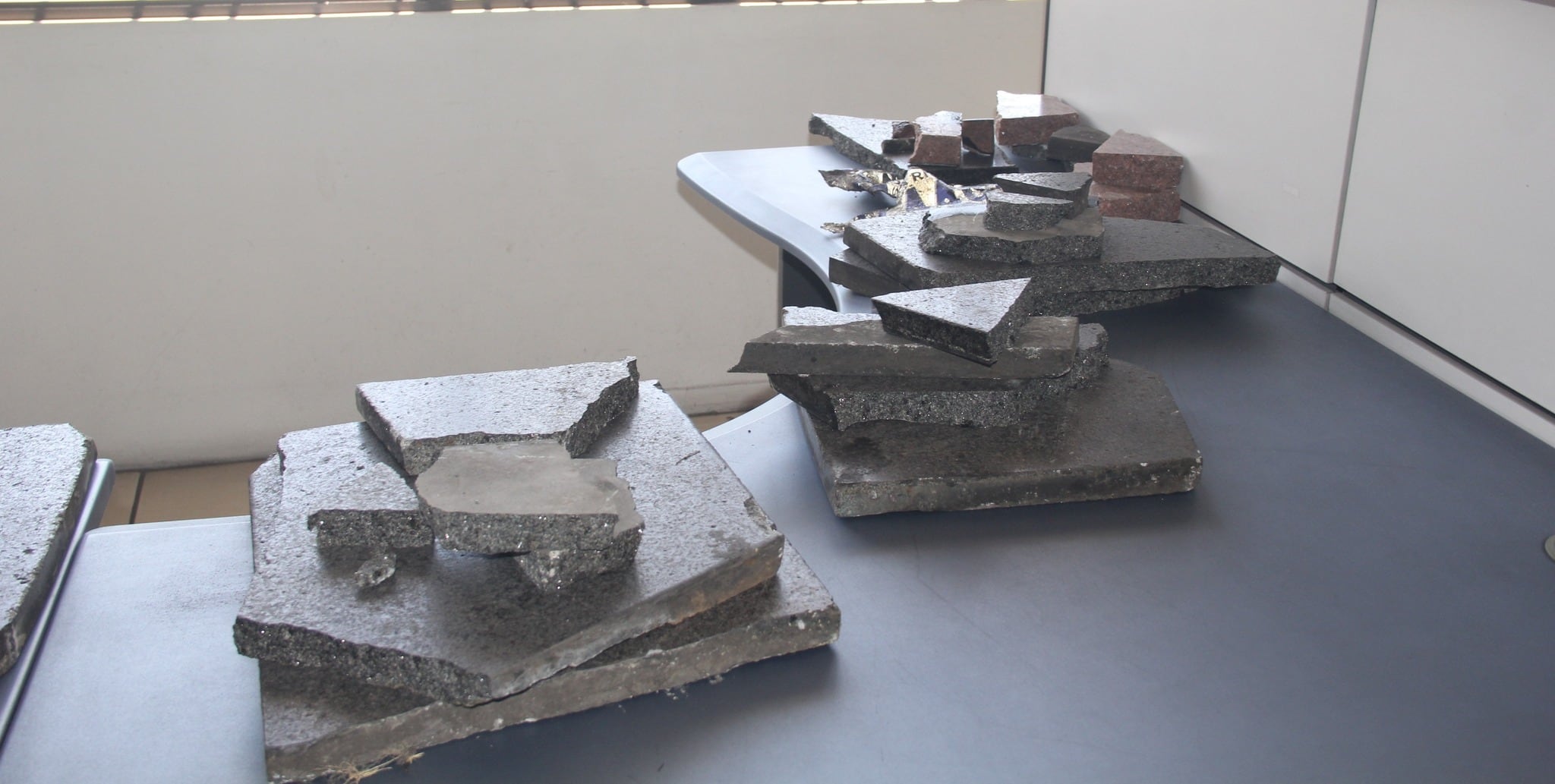 Cuantiosos daños sufrió el león de bronce de la estatua de León Cortés Castro luego del violento choque que el conductor de un pick up tuvo contra la estructura. Foto: ICODER