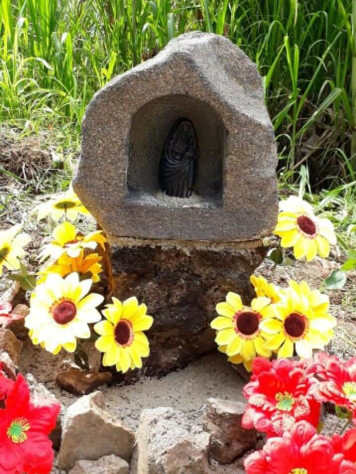 Roban imagen de la Virgen de Los Ángeles que fue colocada en altar para Allison Bonilla. Foto suministrada por Keyna Calderón.