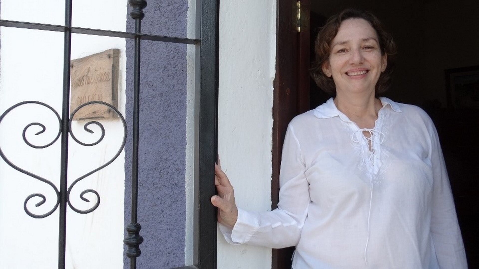 Nuria Cuadra Clachar es descendiente de hombres que migraron a Costa Rica; su padre vino de la vecina Nicaragua por motivos políticos, su bisabuelo materno de Inglaterra para trabajar en el Canal de Panamá, ambos se asentaron en Liberia, Guanacaste.