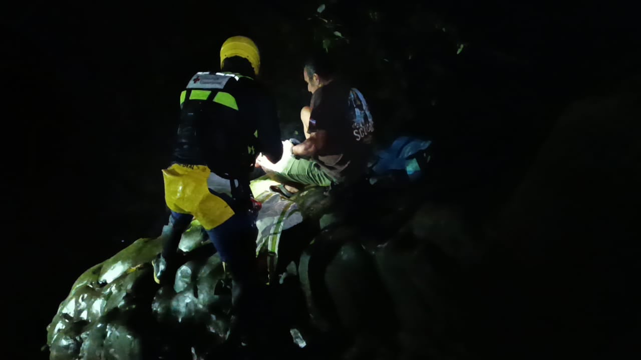 El accidente acuático ocurrió en Guácimo, en un sector conocido como Las Cuevas. Foto Cruz Roja.