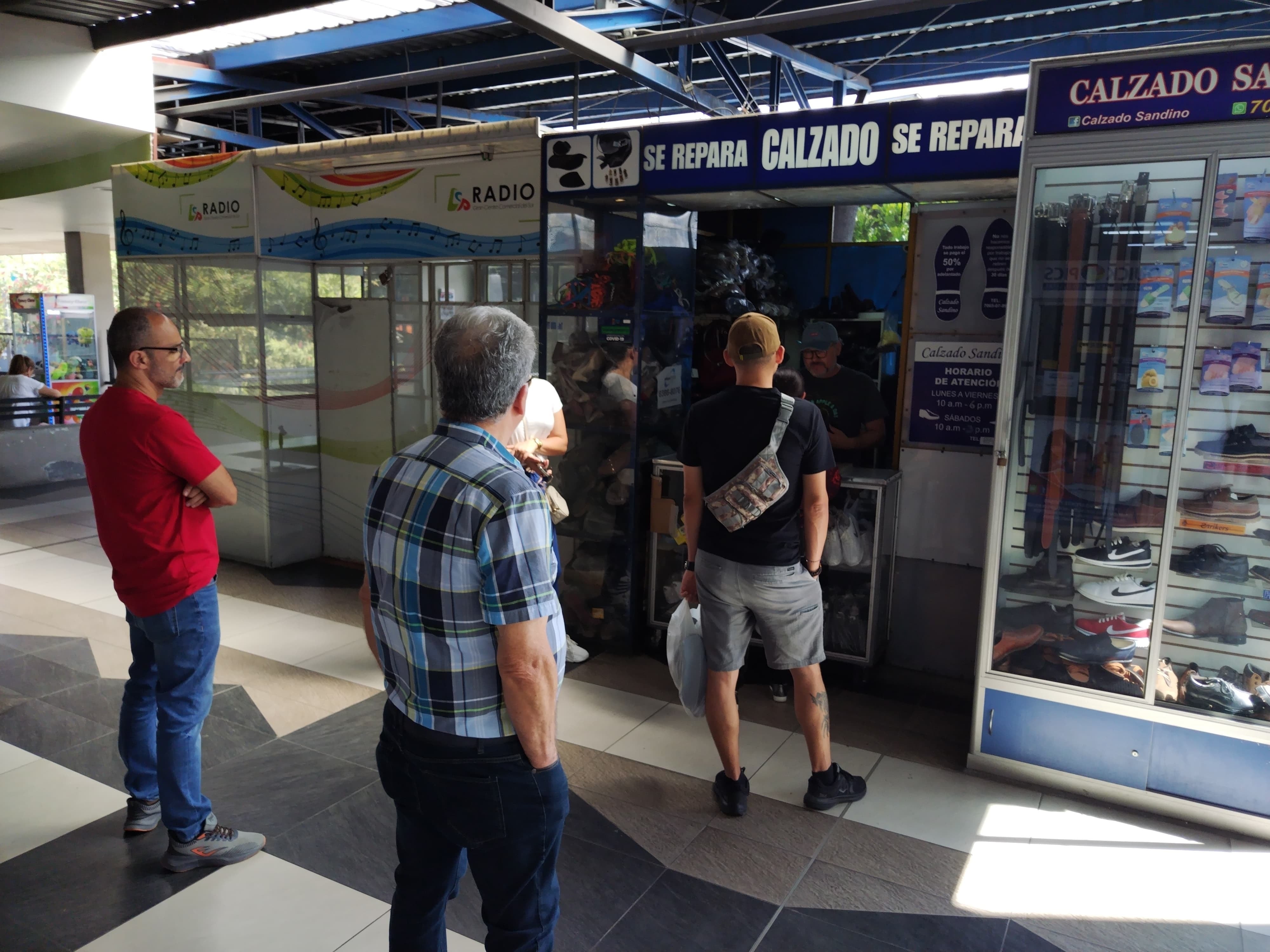 José Sandino Norori nació en Nicaragua en 1966, se vino muy pequeñito para Costa Rica y aquí aprendió el oficio de la zapatería. Alquila un local en el Centro Comercial del Sur en San José que se llama Zapatería Sandino.