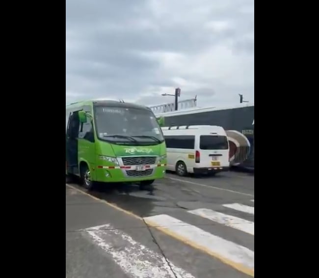 Un grupo de ticos están varados en la frontera entre Nicaragua y Costa Rica, previo al juego de este viernes por la noche. Captura de pantalla.
