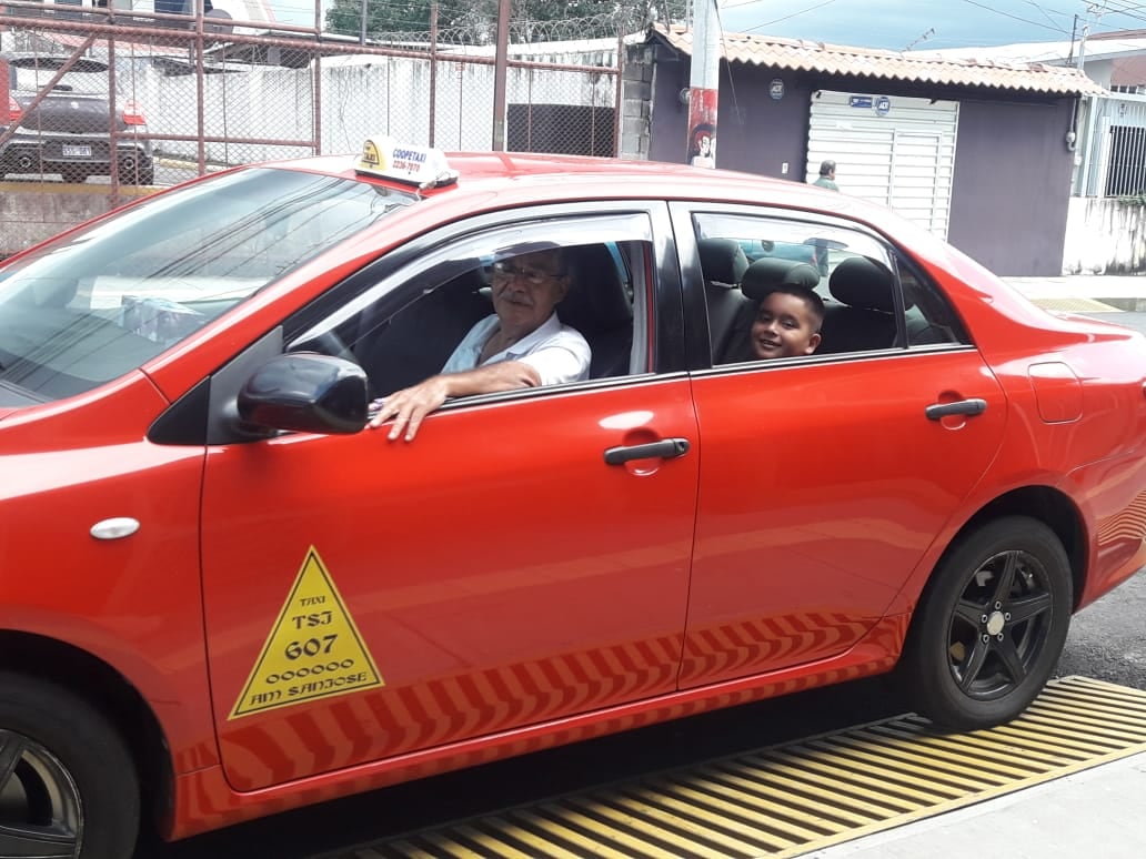 El taxista Édgar Araya Villalobos  se ganó en octubre del 2010 un Coraxi nuevo de paquete, el cual maneja hasta el día de hoy. En la foto sale el nieto, Carlos Alberto Solís Araya.