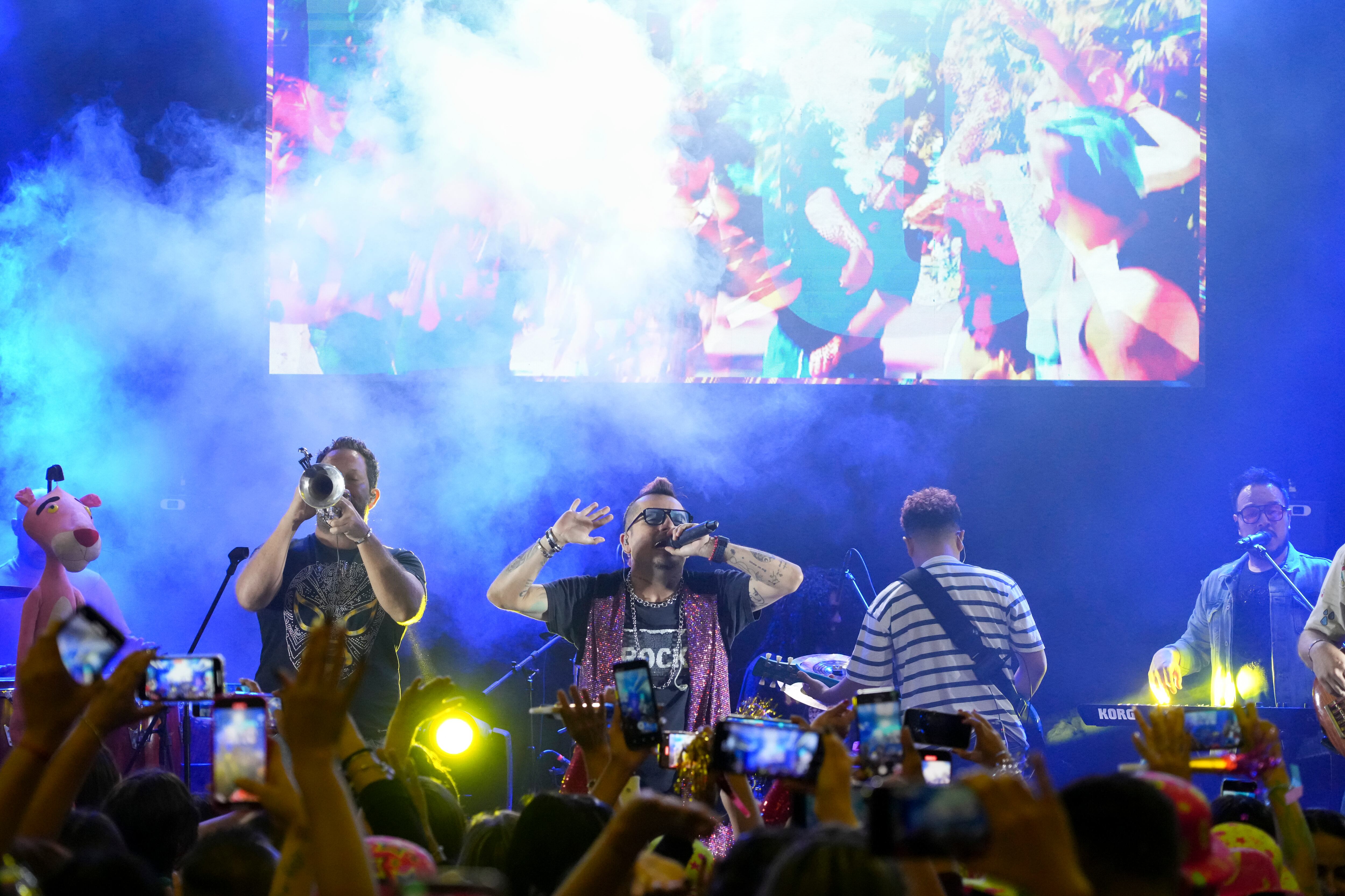 Fotografías de una gira de tres conciertos del grupo Los Ajenos en La Sabana, Puriscal y Pedregal.  Imágenes de los artistas en escena, del detrás de bambalinas, la microbús y las cenas.