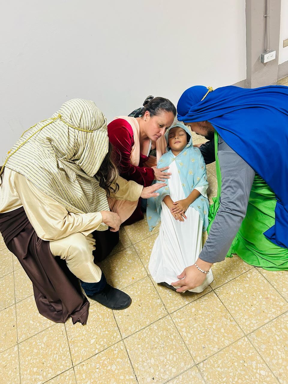 Laura Campos Lara jamás imaginó que, a sus 30 años, siendo farmacéutica de profesión y sin una sola experiencia en el mundo del teatro, terminaría poniéndose el manto azul de la Virgen María, la madre de Jesús, en plena Semana Santa. En esta escena, Esta escena, es la de la hija de Jairo,
Kevin Duarte, hace de Jairo
Viviana Gonzalez de la esposa
Aidana la niña es la hija de Jairo.