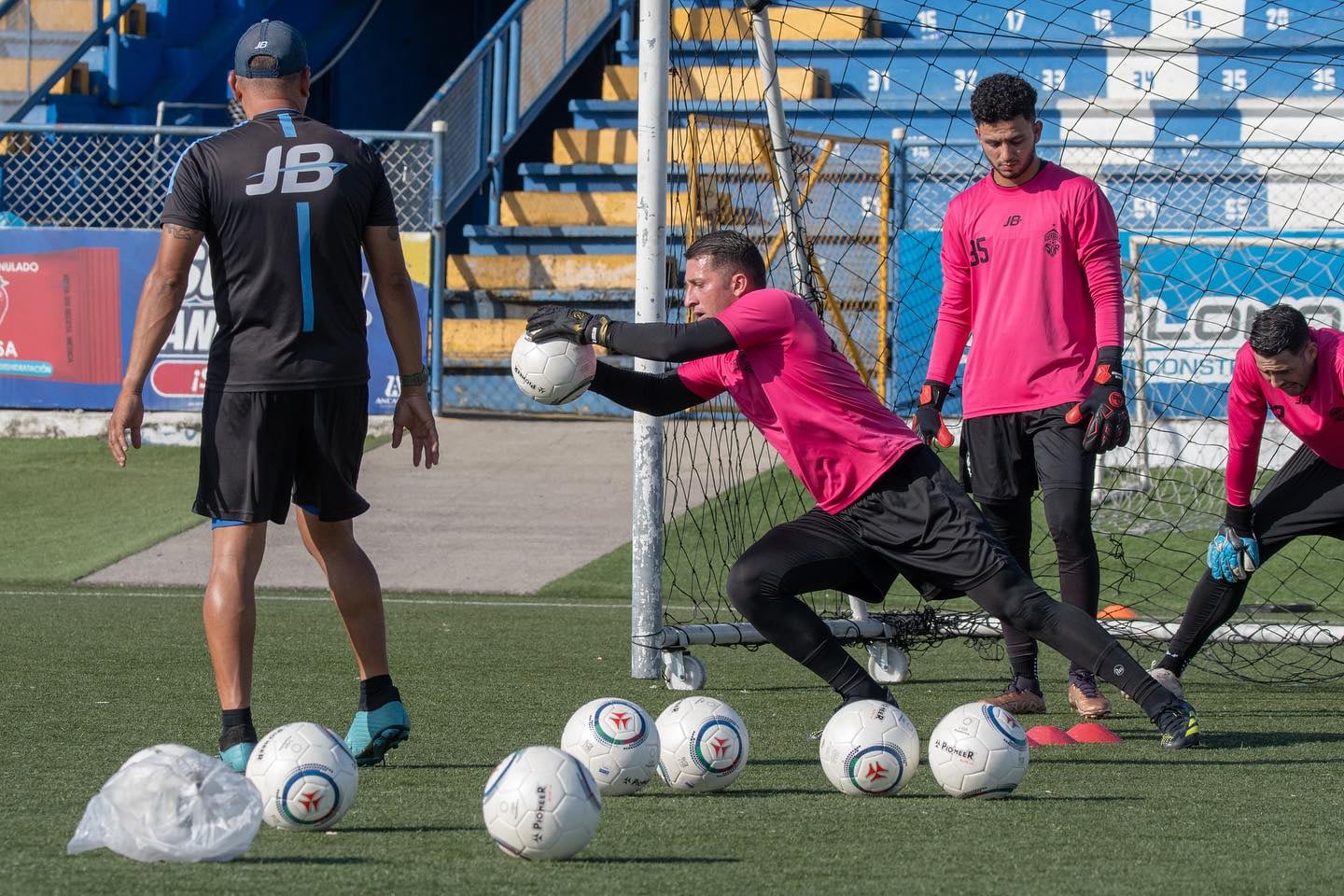 Bryan Segura (centro) espera con paciencia su oportunidad para jugar con los generaleños.