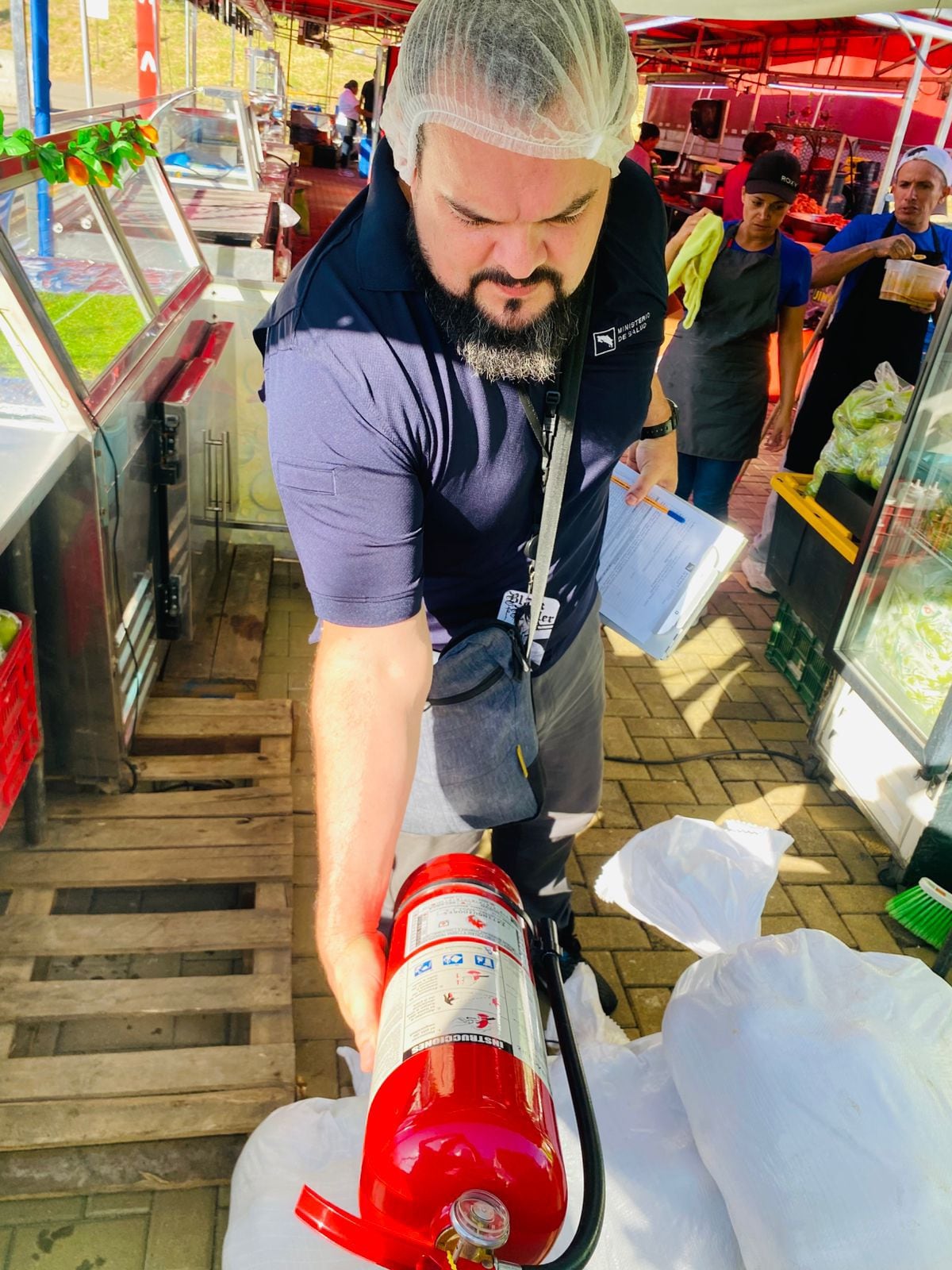 Los festejos populares son eventos masivos que reúnen a personas de todo el país como parte de las celebraciones de fin y principio de año. Estas actividades se desarrollan en el Campo Ferial de Zapote, en el sector de Curridabat y en Belén de Heredia, y cuentan con la autorización sanitaria correspondiente.