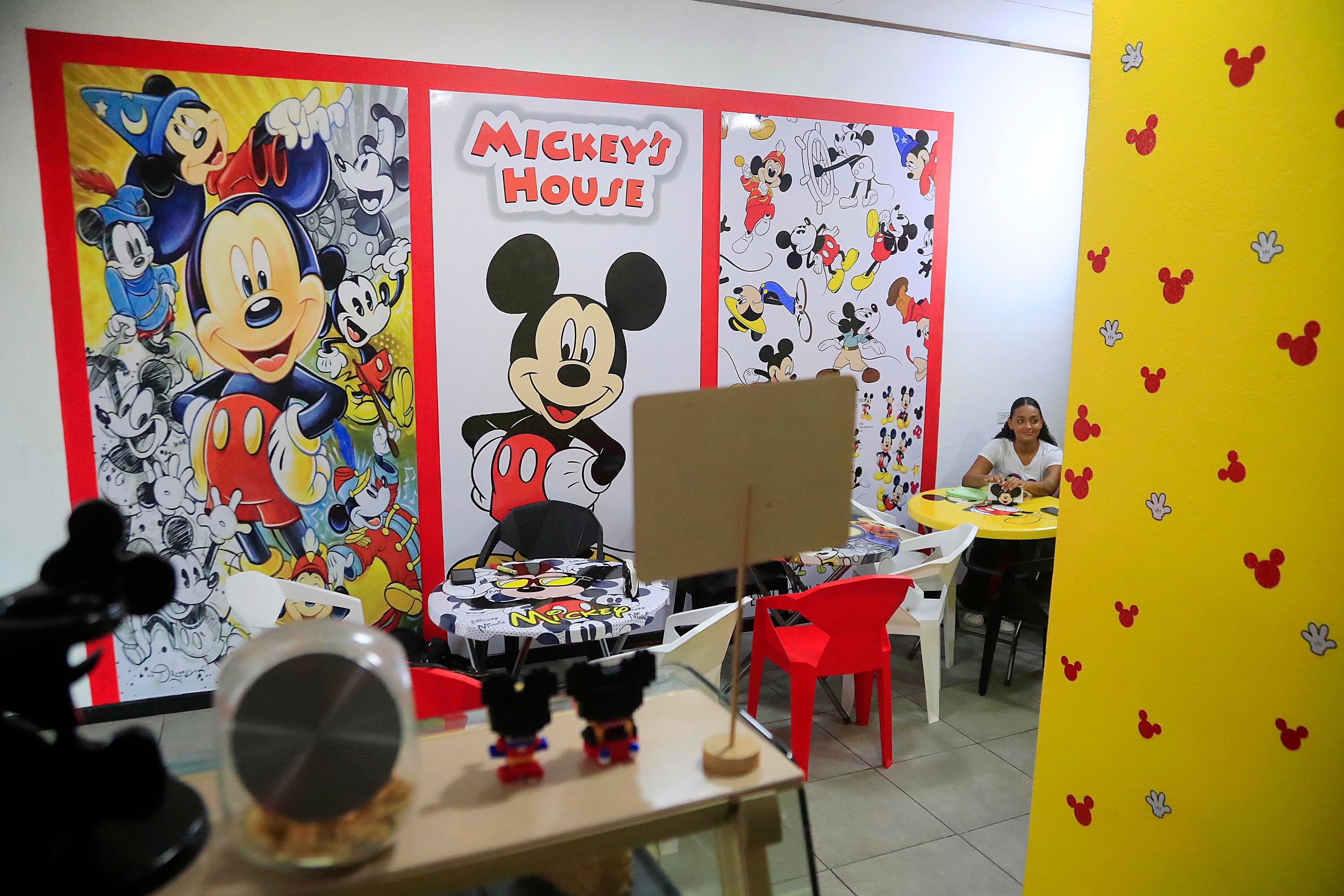 11/10/2023       Cartago. Frente a la esquina noreste de la Basílica de los Angeles abrió sus puertas, hace pocos días, una cafetería muy especial. Se trata de Mickey’s House Cafetería, inspirada en la icónica figura de Disney, donde no solo el ambiente sino la comida y buena atención, lo esperan todos los días hasta las 8:00 p.m.