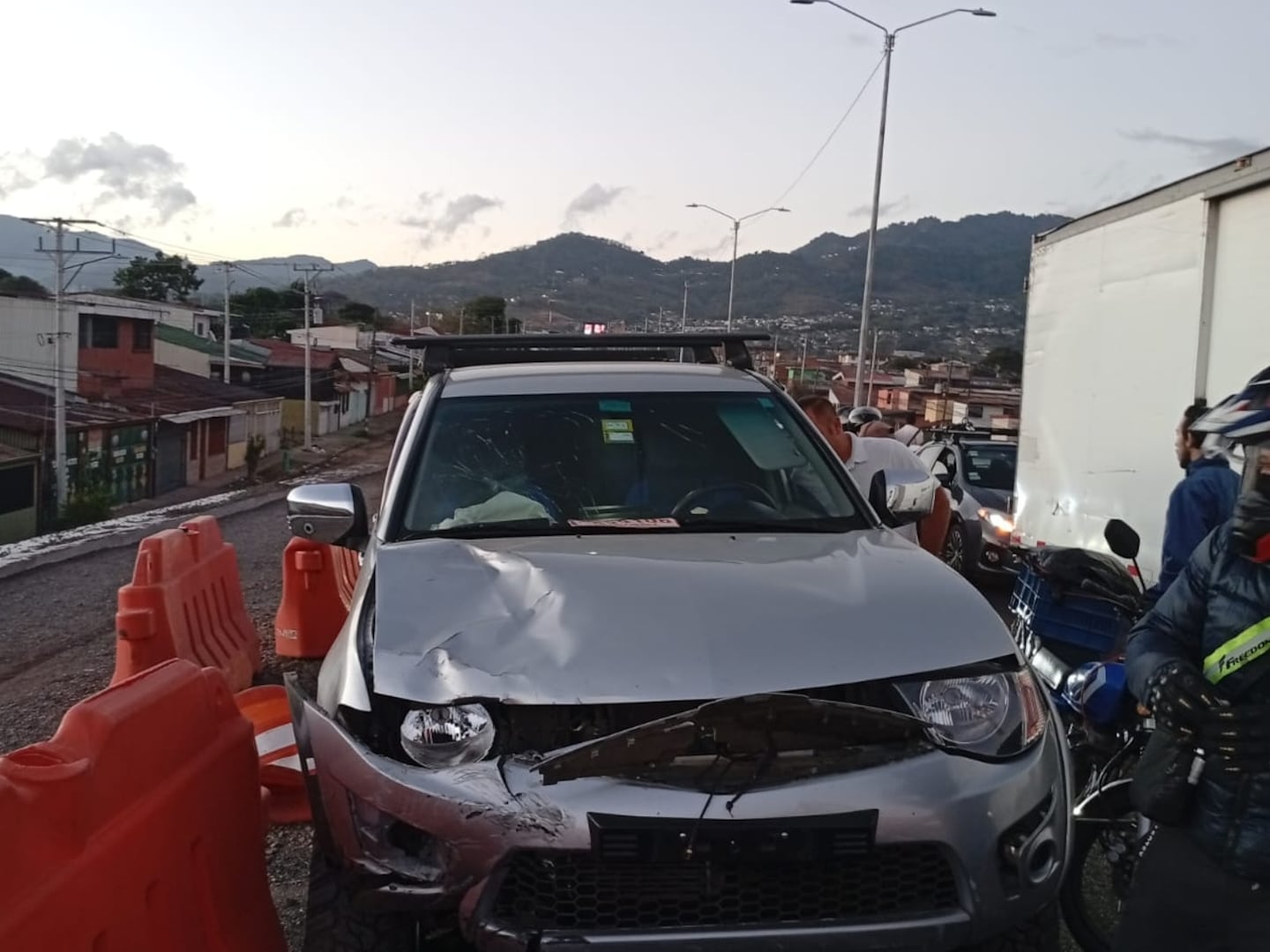 Atropella a dos motociclistas, se da a la fuga y termina detenido por ...