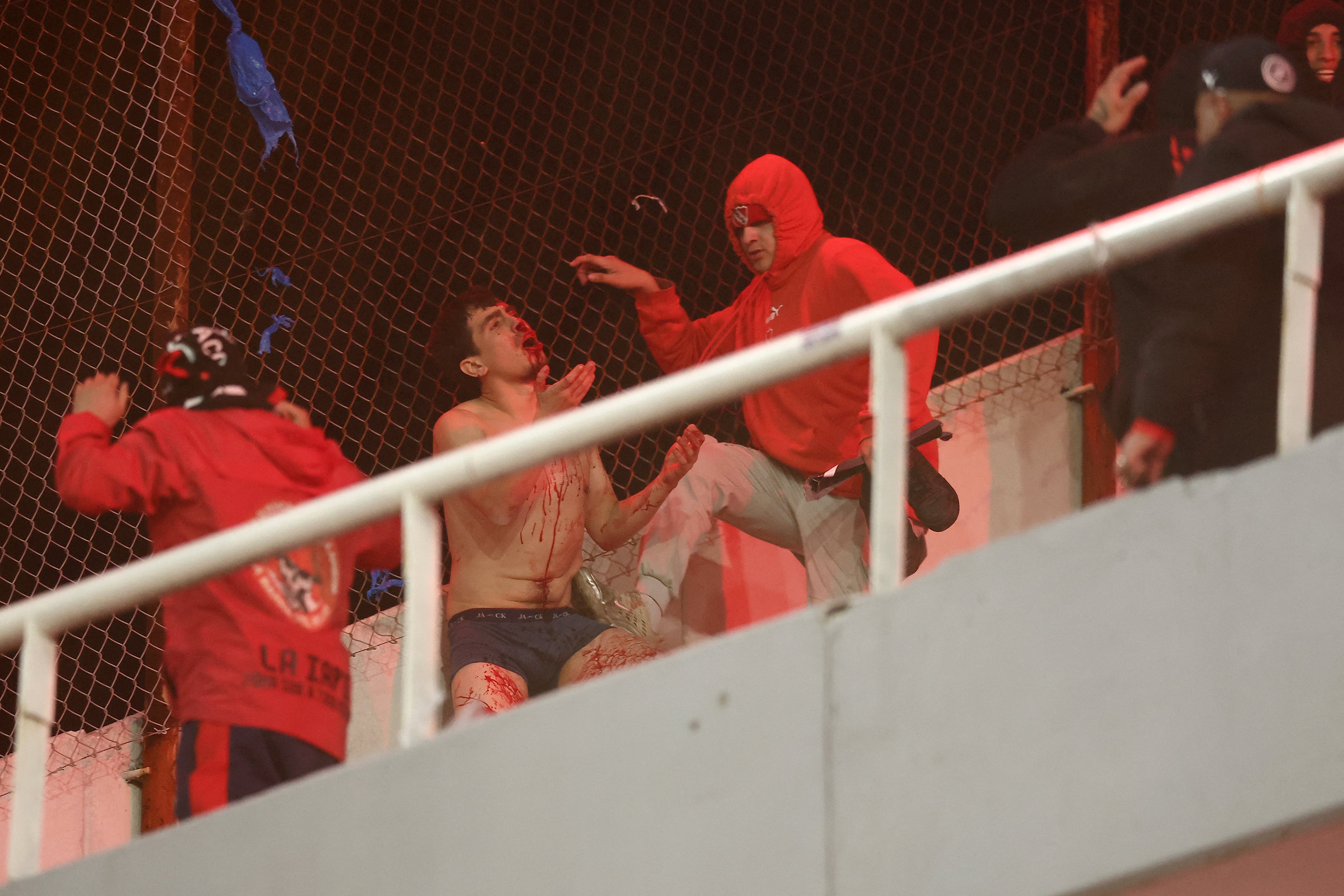 Varios heridos y detenidos luego del partido entre Independiente de Avellaneda y Universidad de Chile. AFP.
