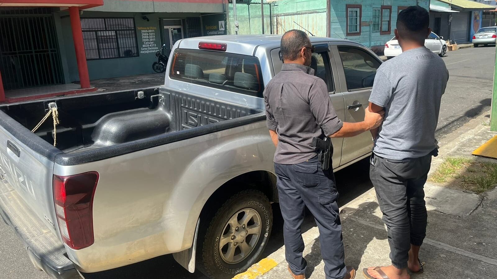 Un hombre de apellidos Peña Rodríguez, de 27 años, fue detenido por ser sospechoso del homicidio de su vecino Johnny Gerardo Salas Jiménez, de 43 años. Foto: Tomada de TVN Noticias