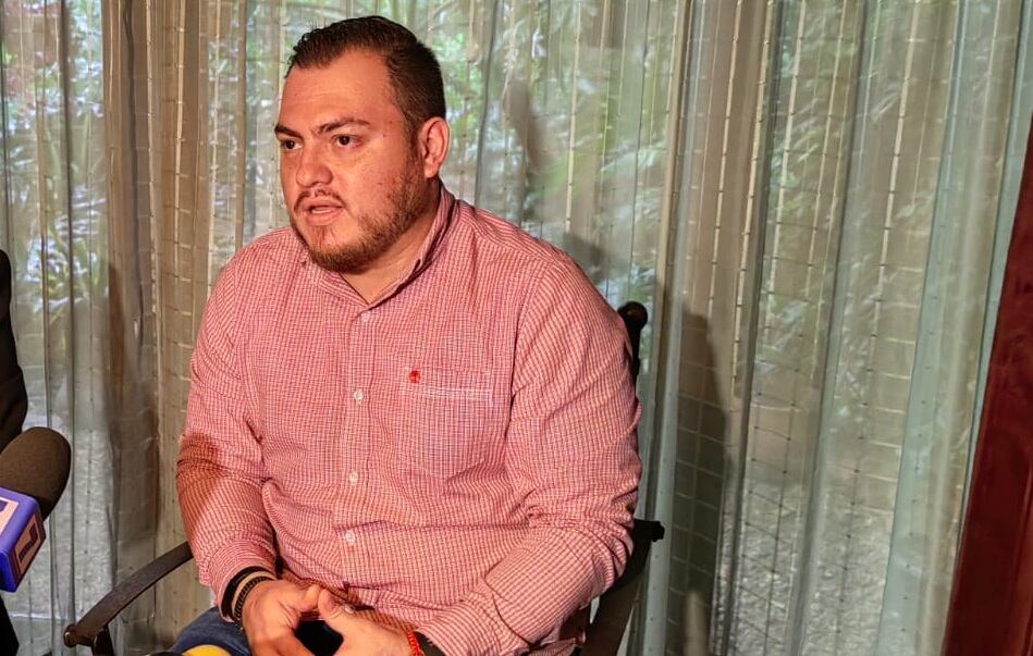 Carlos Roberto Muñoz Quirós, uno de los abusados por el exsacerdote Mauricio Víquez, atendió a la prensa con su abogado Rodolfo Alvarado