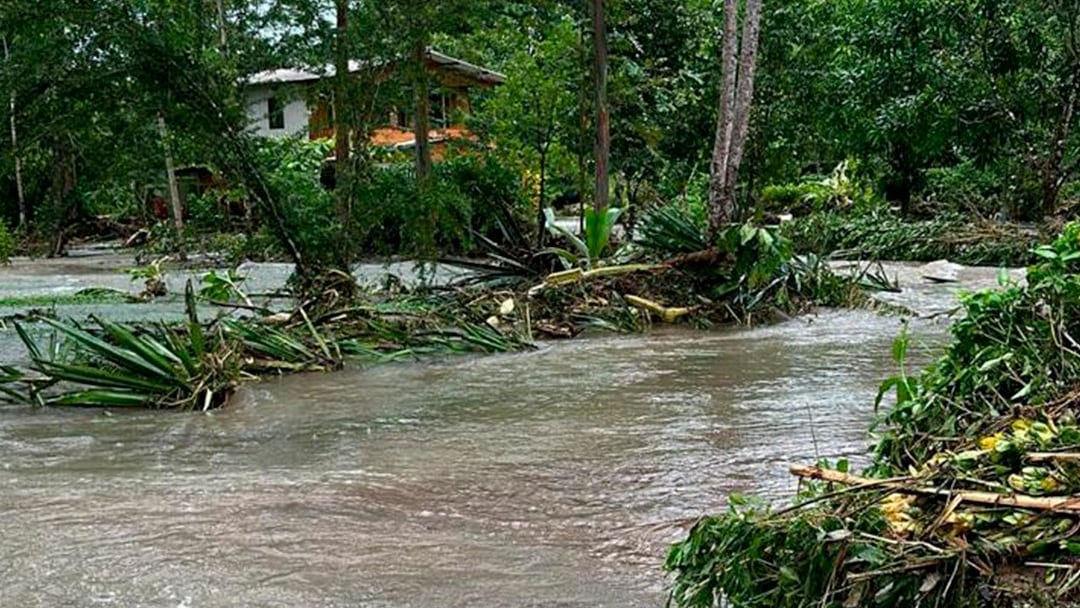 Vecinos de Valle Azul en San Ramón, Alajuela han sido afectados con la crecida del río San Lorenzo. Fotos: Tomadas de San Carlos Digital