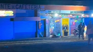 Aterradora ejecución: Sicarios asesinan a hombre en la entrada de un minisúper