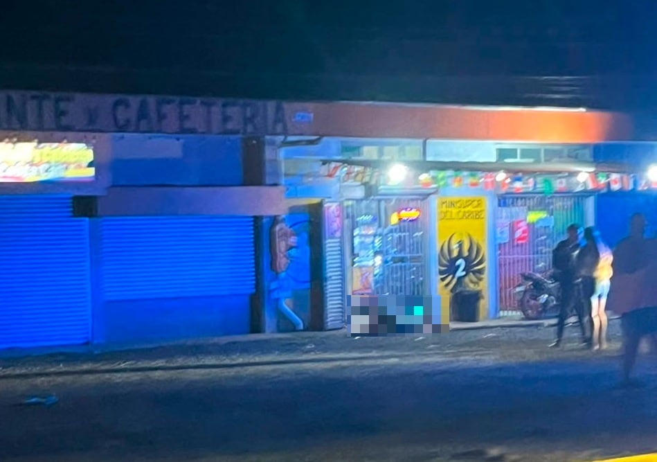 Hombre es ejecutado frente a minisúper en Siquirres. Foto cortesía.