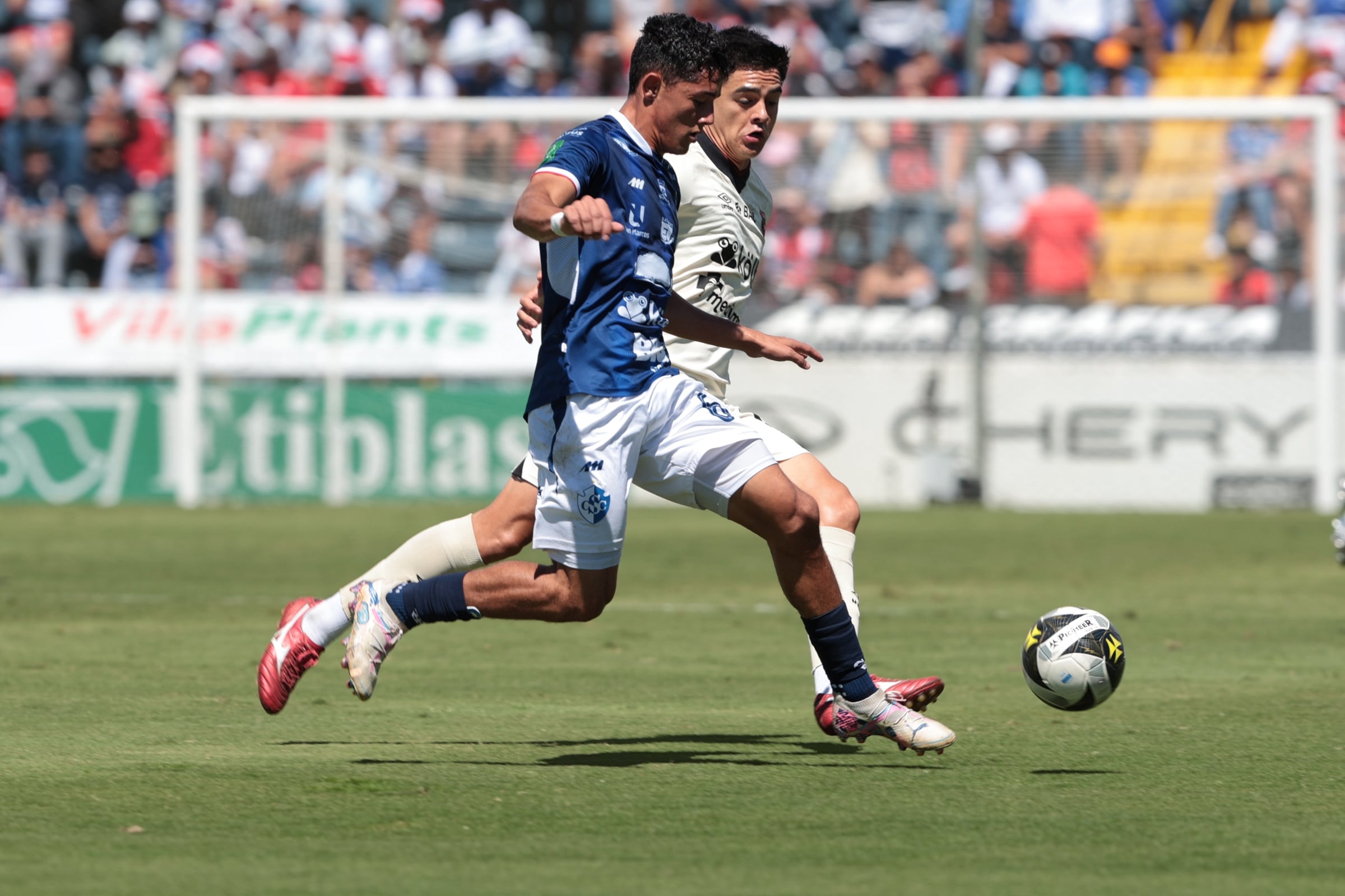 30/11/2025/ Juego entre Club Sport Cartagines vs Liga Deportiva Alajuelense por la fecha 17 del torneo apertura de l Liga Promerica en el estadio Fello Meza / foto John Durán