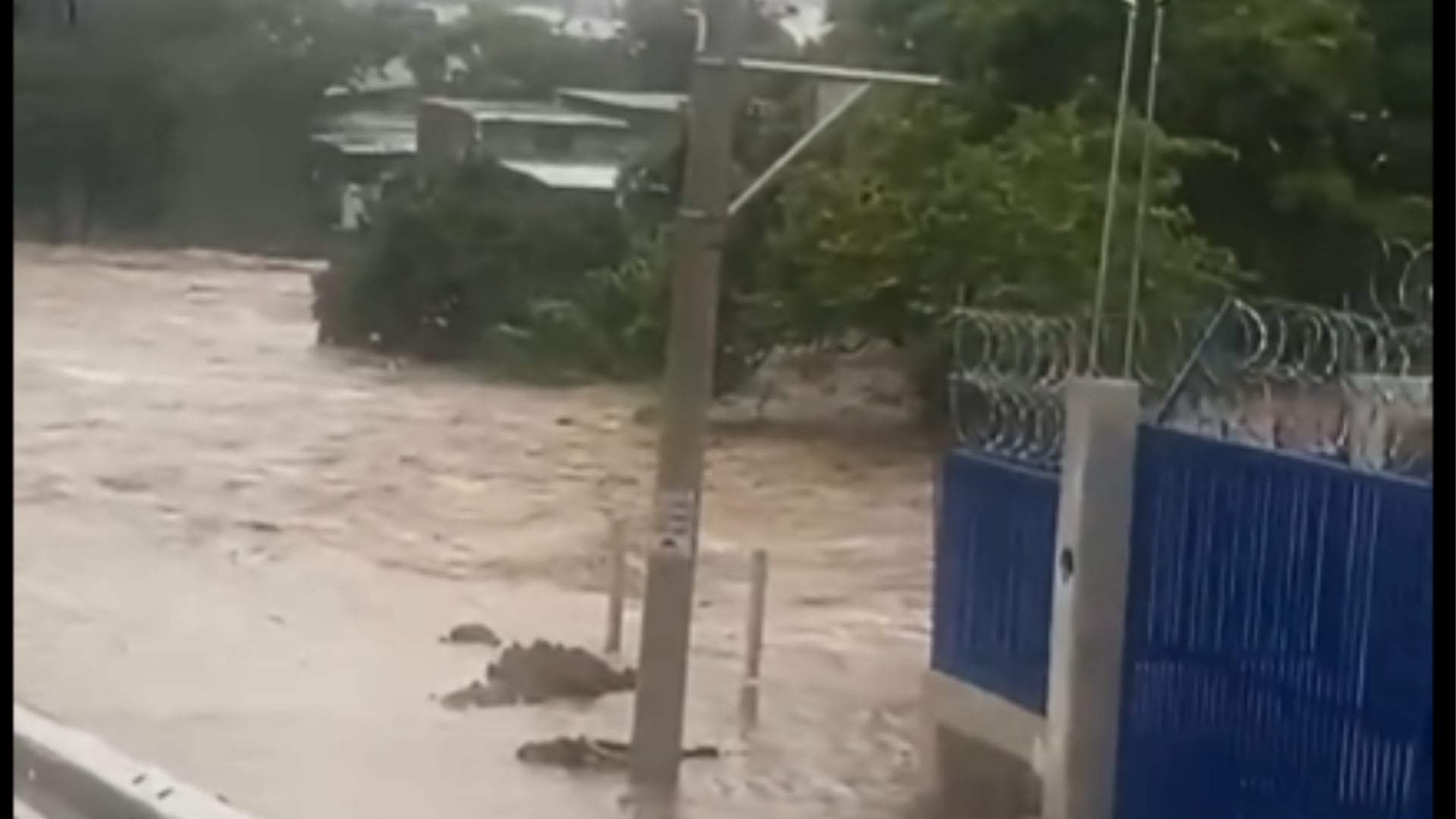 Las fuertes lluvias de este domingo 18 de octubre provocaron inundaciones en distintos sectores de Heredia y San José. Los cuerpos de socorro atendieron reportes de personas atrapadas por el agua.