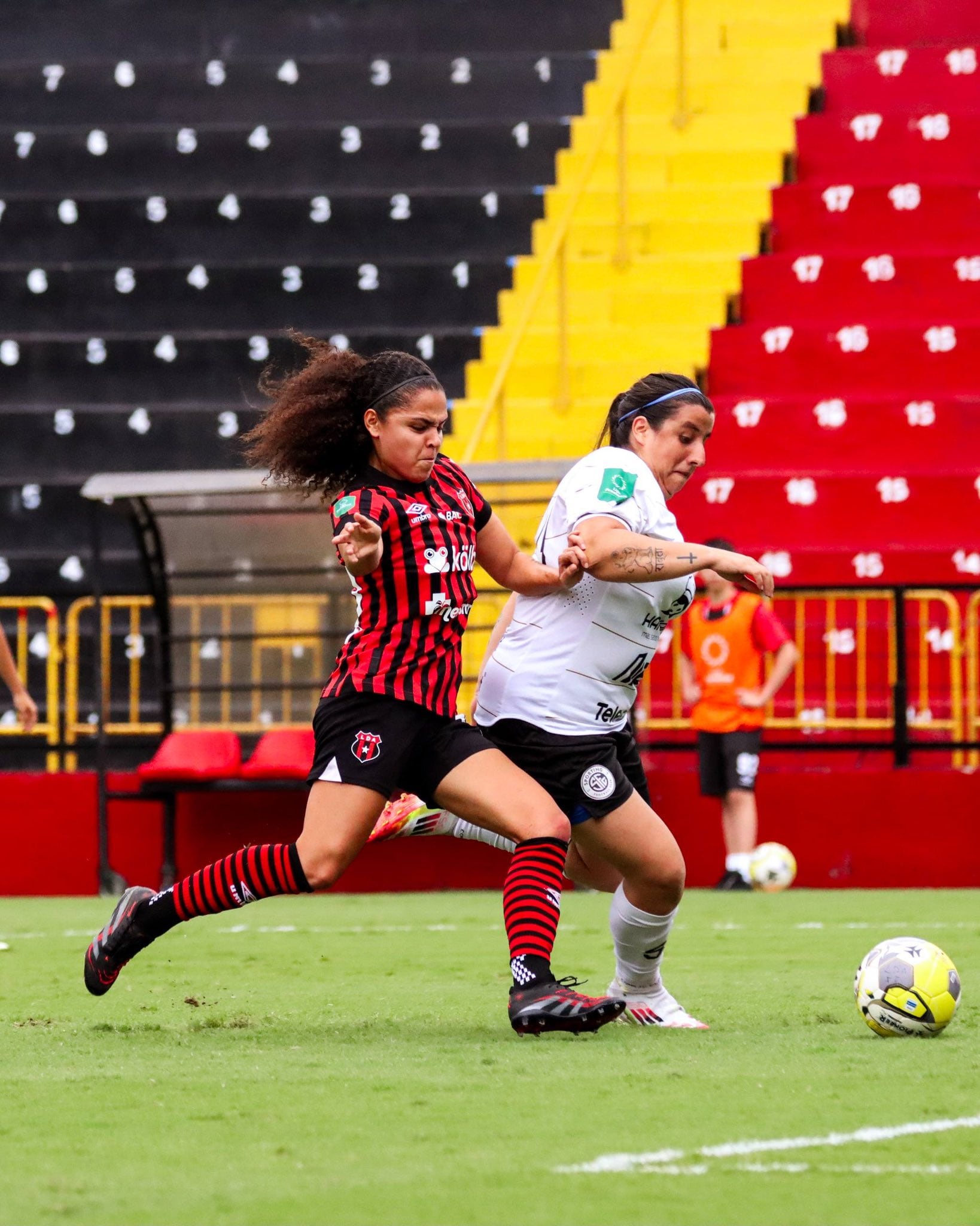 Alajuelense derrotó 3-1 a Sporting en las semifinales del fútbol femenino.