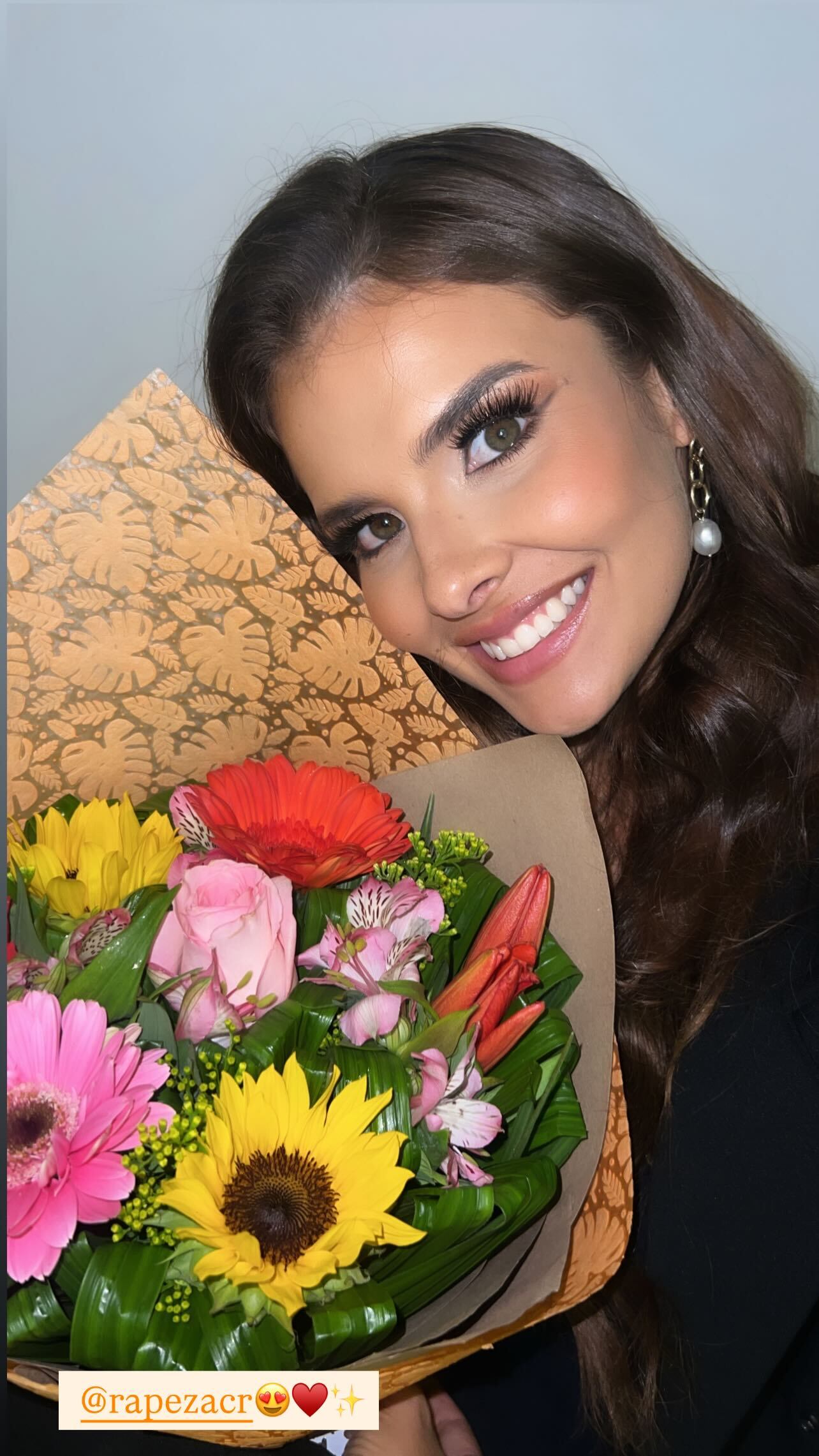 El presentador de Repretel, Rafa Pérez, está en las nubes de la gran felicidad que tiene porque su novia, la modelo Mahyla Roth, podría ser electa Miss Universo Costa Rica 2025.