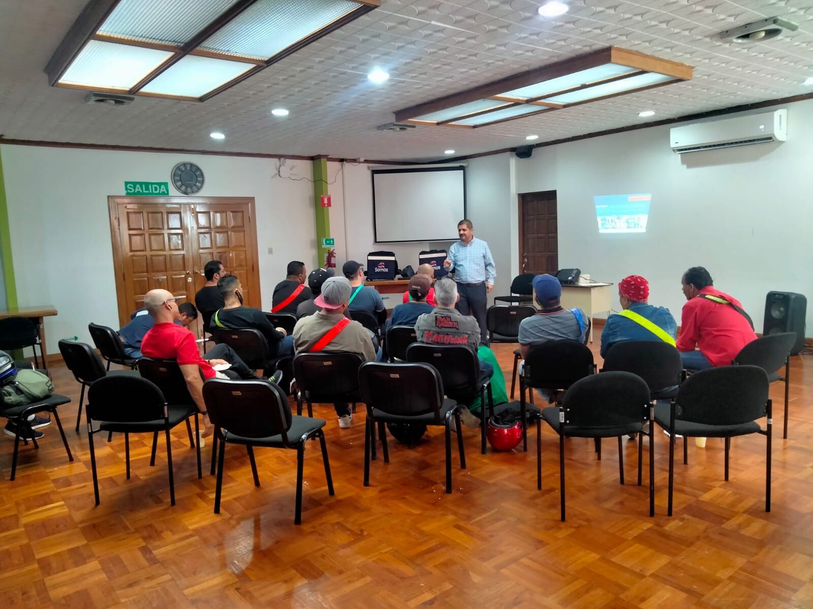 SomosCR es una nueva empresa que entra al mercado para repartir comida y, prácticamente de todo. La gran novedad es que quienes se encarguen de repartir, sea en motocicleta, bicicleta, bicimoto y hasta carro, tendrán todas las garantías de ley