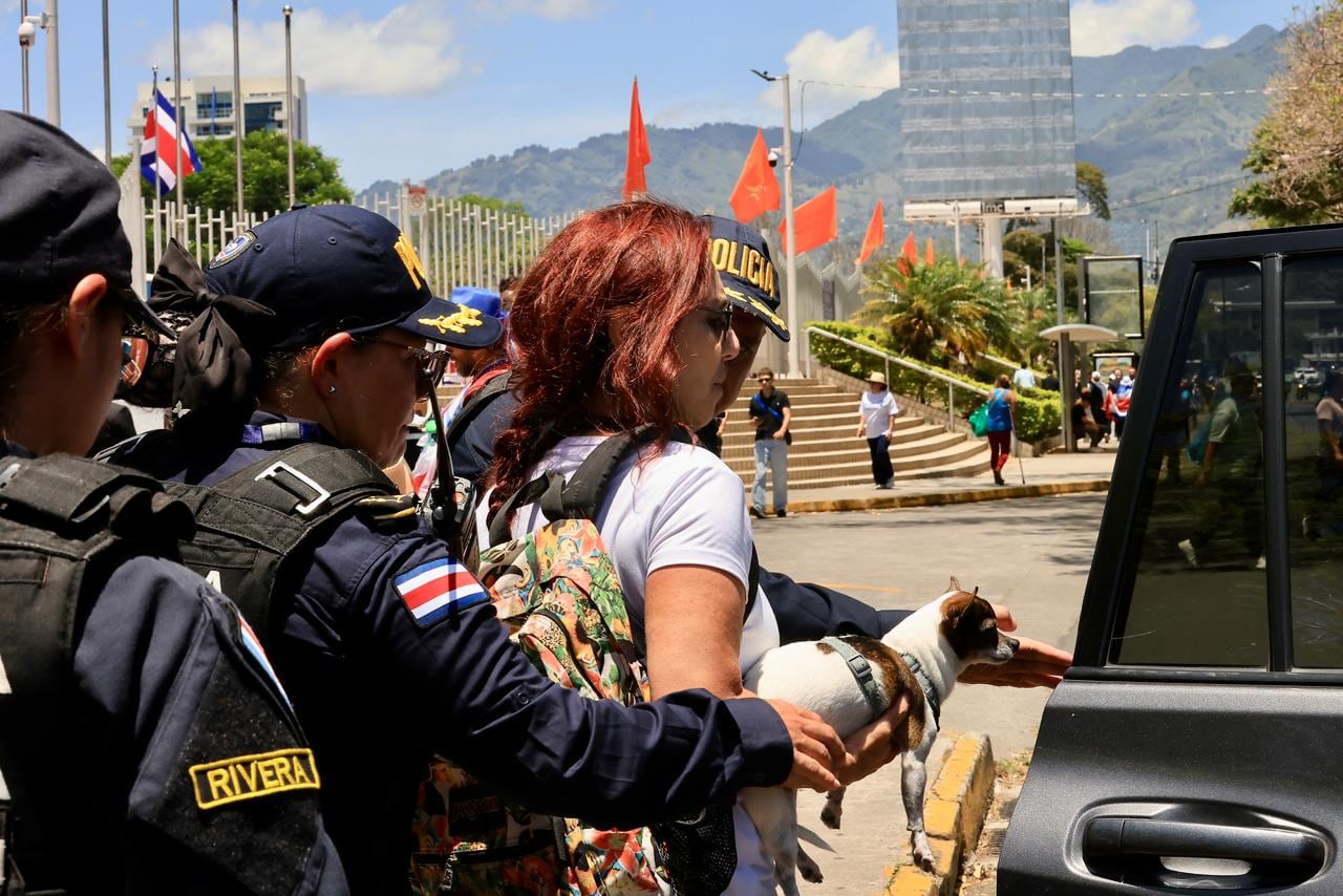 La mujer protestó en las afueras del Estadio Nacional.
