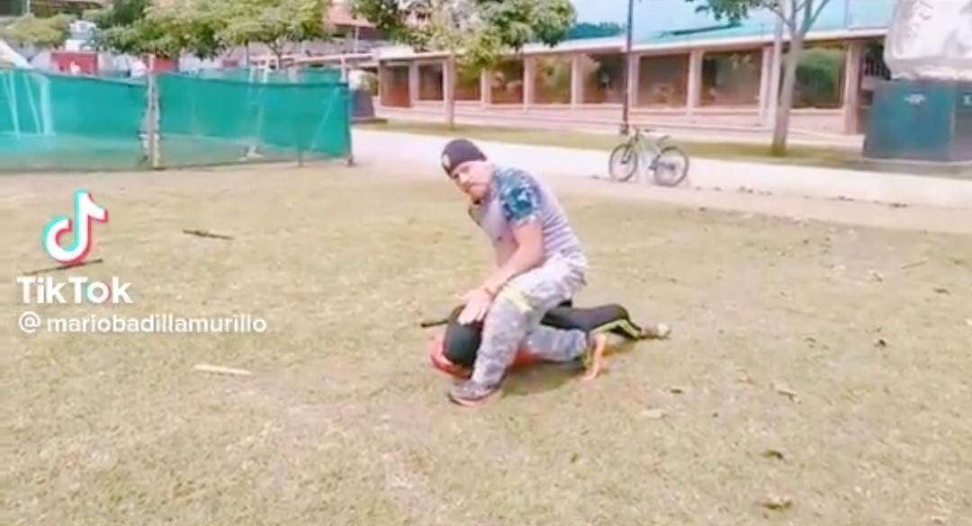 Don Mario Badilla imparte clases de defensa personal, a raíz de la muerte de su hija.