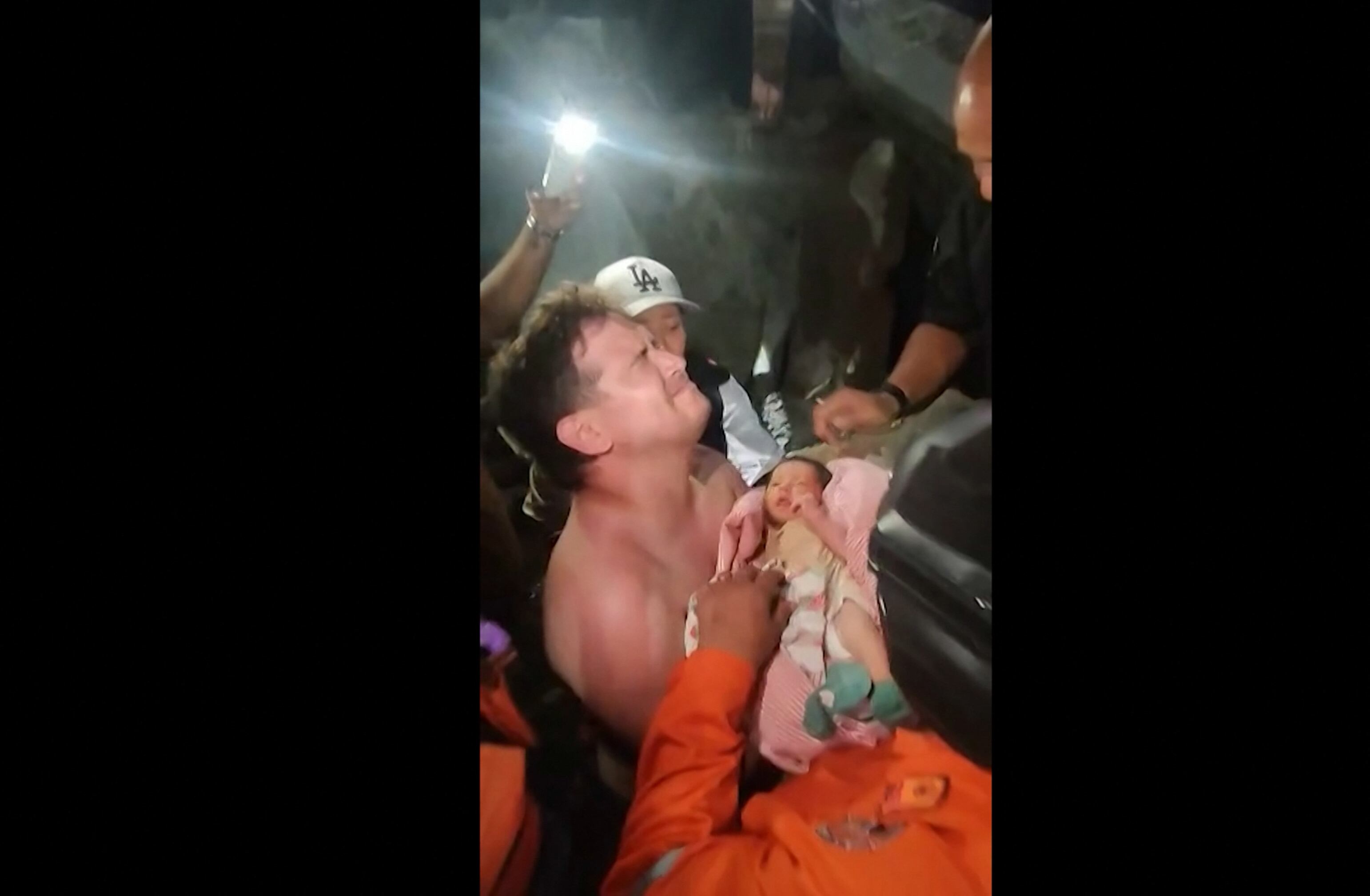 Entre la devastación en Venezuela, un bebé recién nacido fue rescatado con vida en La Guaira tras los terremotos.