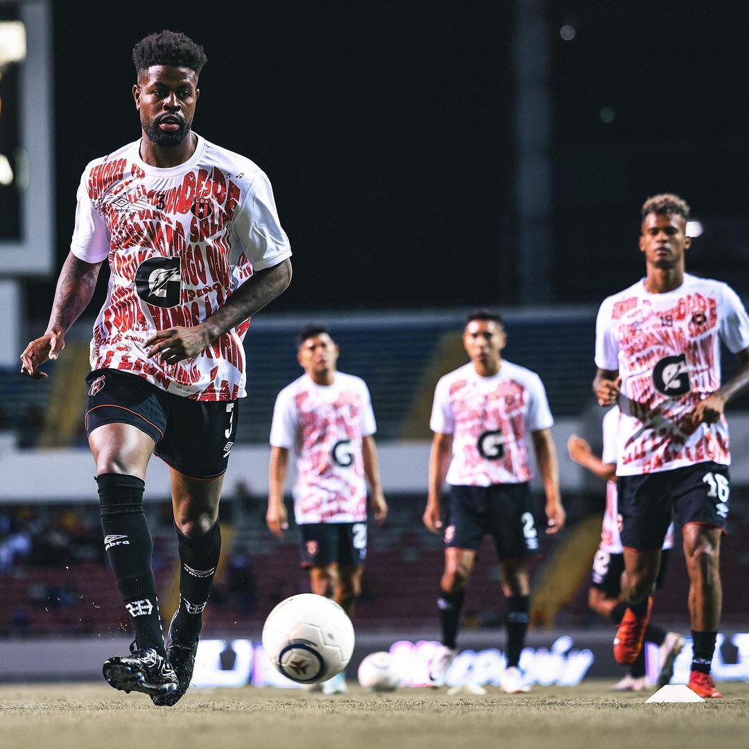 Guillermo Villalobos contó que Manjrekar James llegó a hacer buena competencia en Alajuelense.