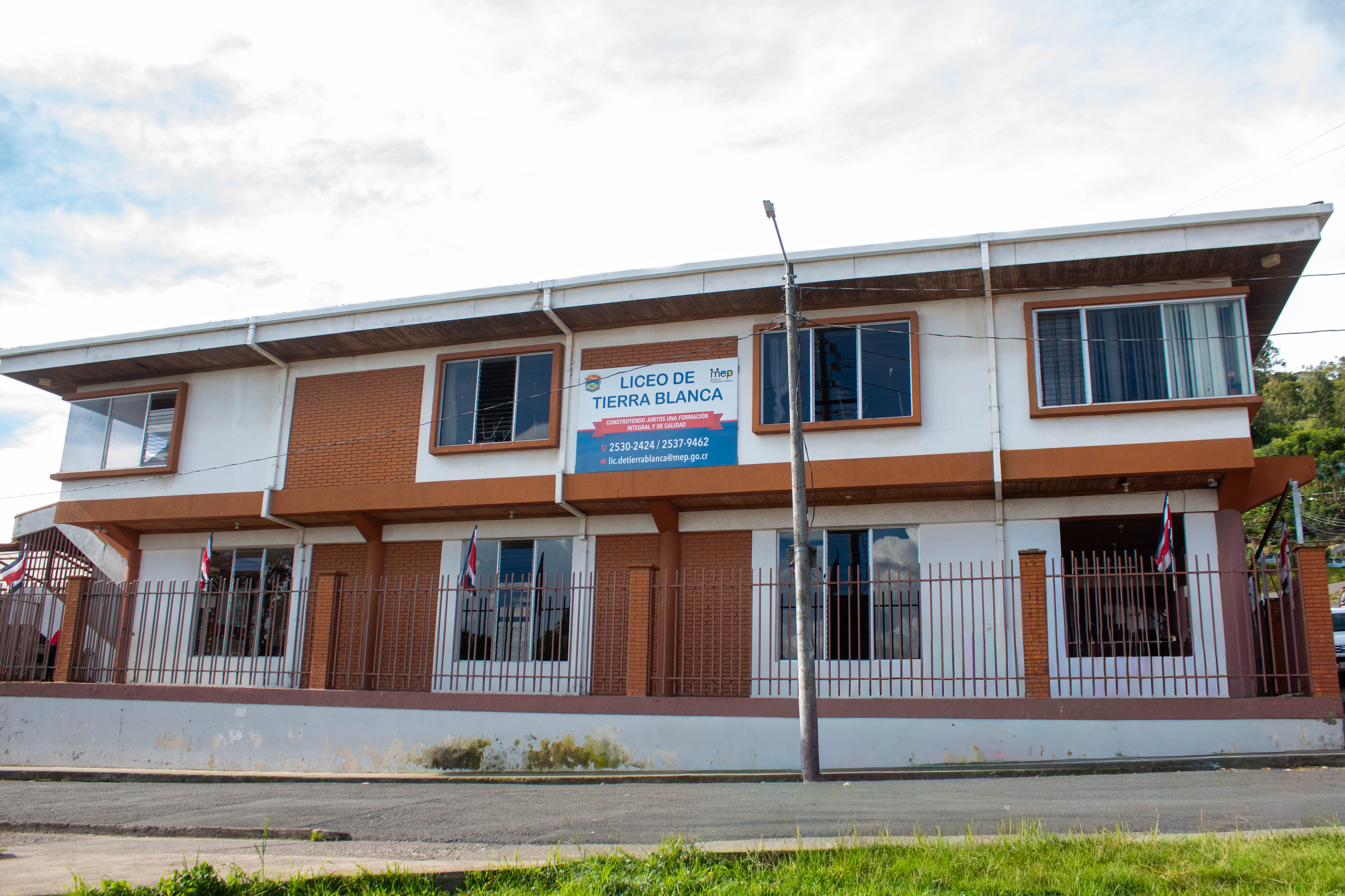 El Salón Parroquial se ha convertido en el Edificio central del Liceo de Tierra Blanca ante la falta de infraestructura propia
