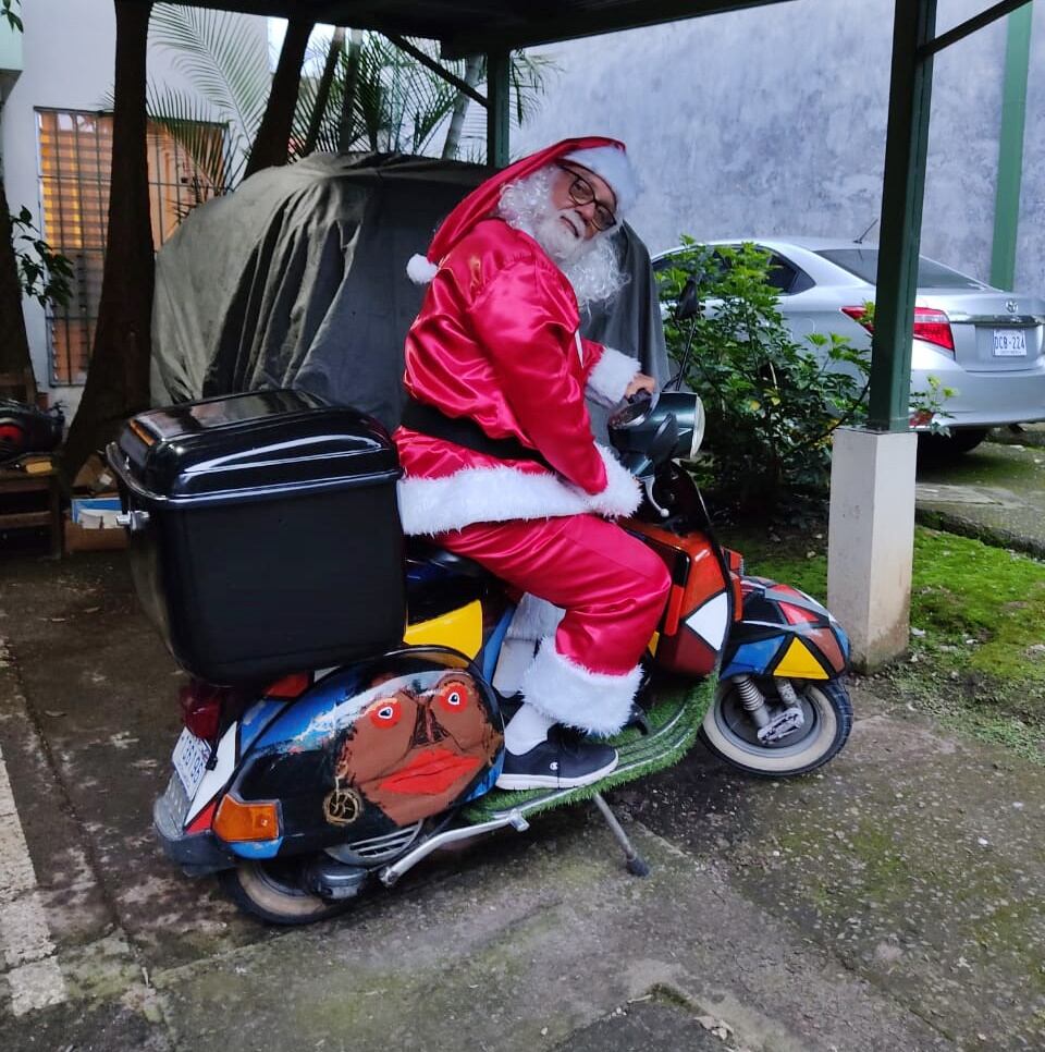 A don Marco Madriz Zúñiga, un emprendedor que jamás se da por vencido, la idea de vestirse de Colacho, Santa o San Nicolás, como quiera llamarlo, y transformar su transporte de tres ruedas en trineo, le está pegando la gran salvada en un año en el cual la ha visto durísimo para ganarse la plata.