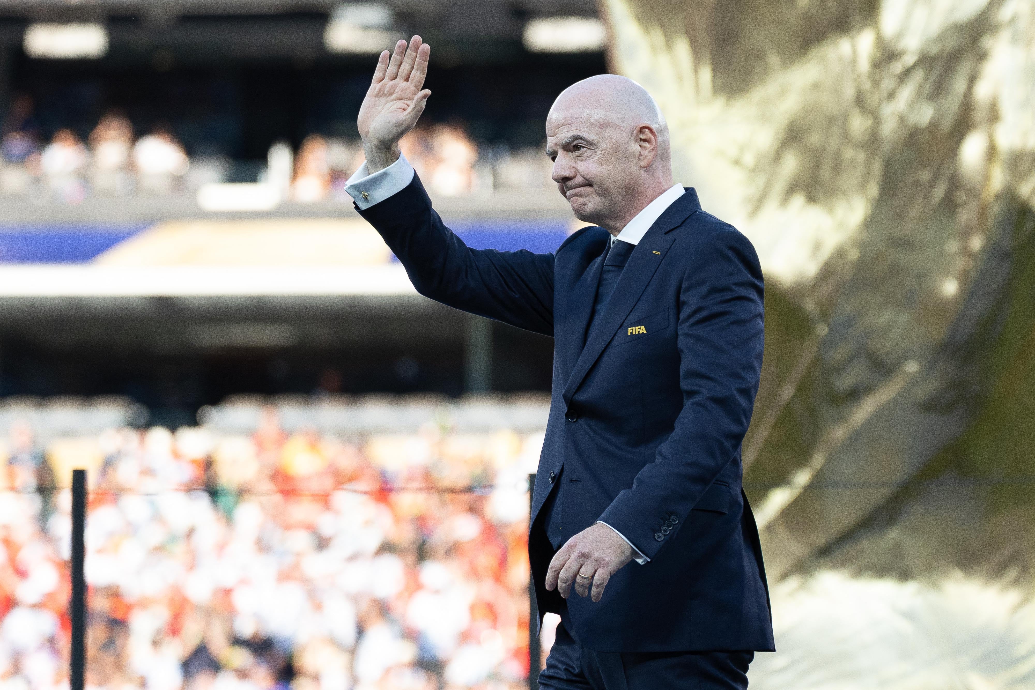 El plan de Gianni Infantino sobre el Mundial enfrenta oposición de UEFA y Concacaf. Aquí, el jerarca de FIFA saluda en la final de la pasada edición 2026.