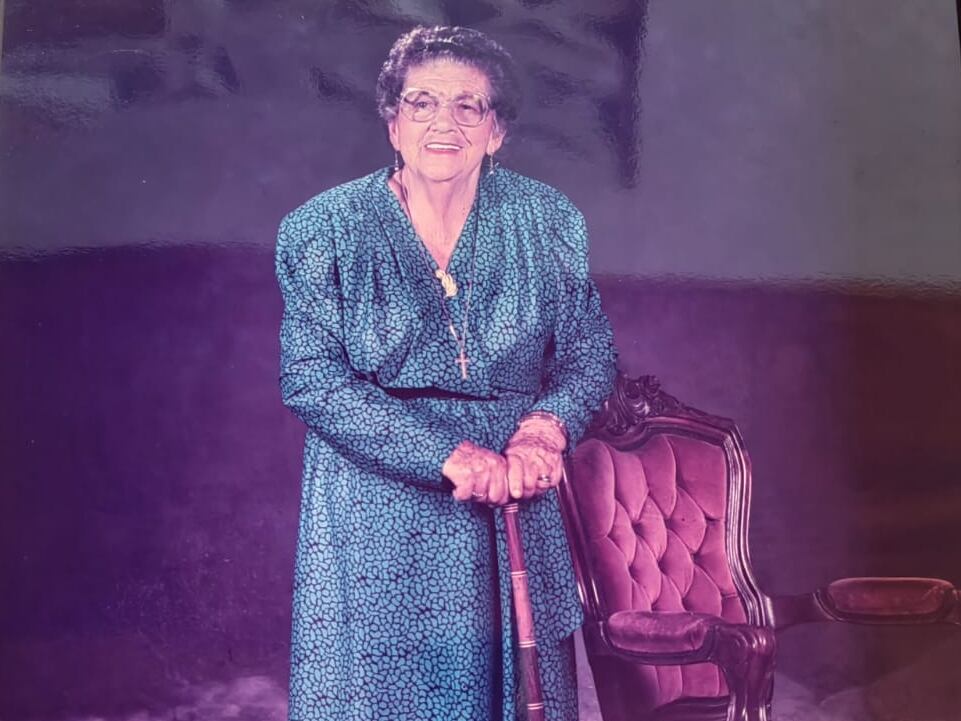 La familia Vargas Hidalgo de Santa Bárbara de Heredia, comenzó en 1927 una especial tradición al vestir a los que iban naciendo, a los 9 meses, con un mismo vestidito que hizo doña Mélida Hidalgo Cortés. El vestido tiene ya 96 años y lo han usado 11 hijos, 34 nietos, 80 bisnietos y 52 tataranietos, 176 bebés en total. En la foto, Mélida Hidalgo Cortés