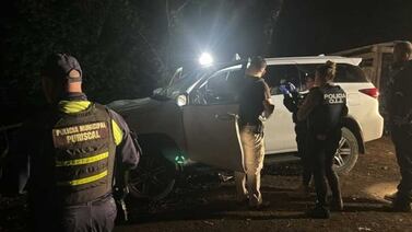 Policía les gana a delincuentes al recuperar carro robado en un bajonazo