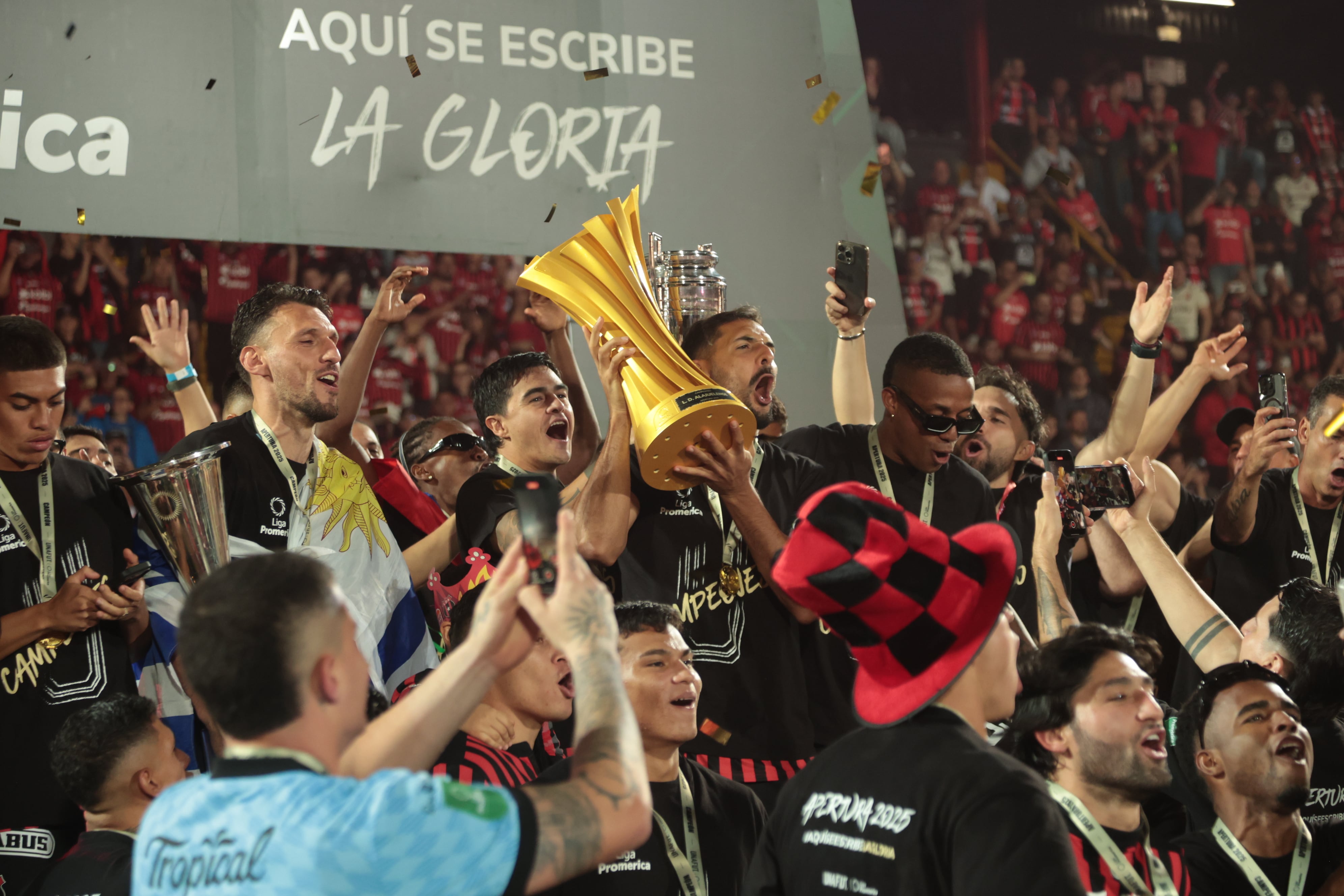 20/12/2025/ partido de ida entre Liga Deportiva Alajuelense vs Saprissa por el partido de vuelta de la final del Torneo apertura de la Liga Promerica 2025 en el estadio Alejandro Morera Soto / foto John Durán