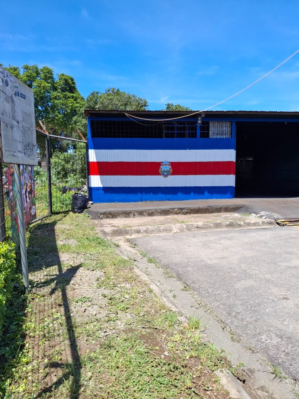¡Fiesta patria en grande! Urbanización La Independencia de Alajuela se viste de blanco, azul y rojo