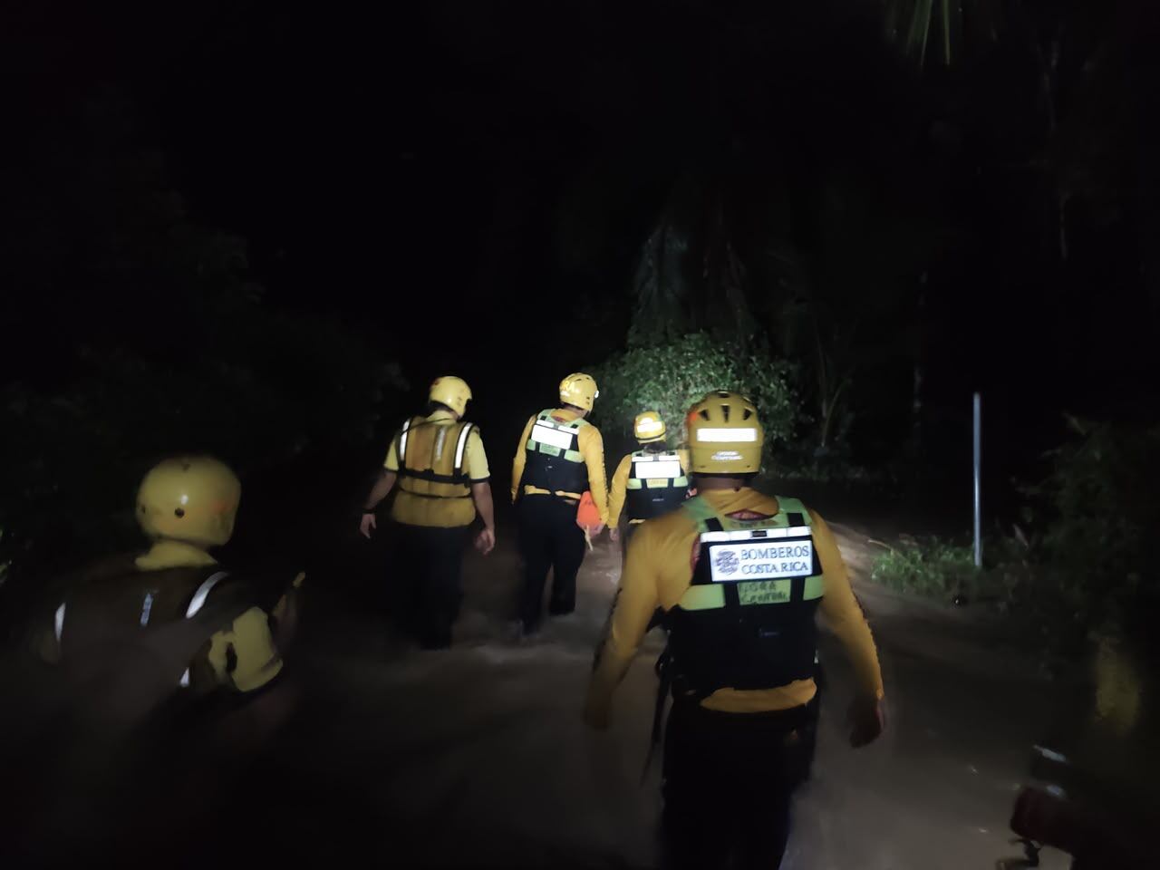 Las fuertes lluvias provocaron inundaciones, rescates y evacuaciones durante la noche en barrio Pacuarito de Pacuare en Siquirres. Foto: Bomberos