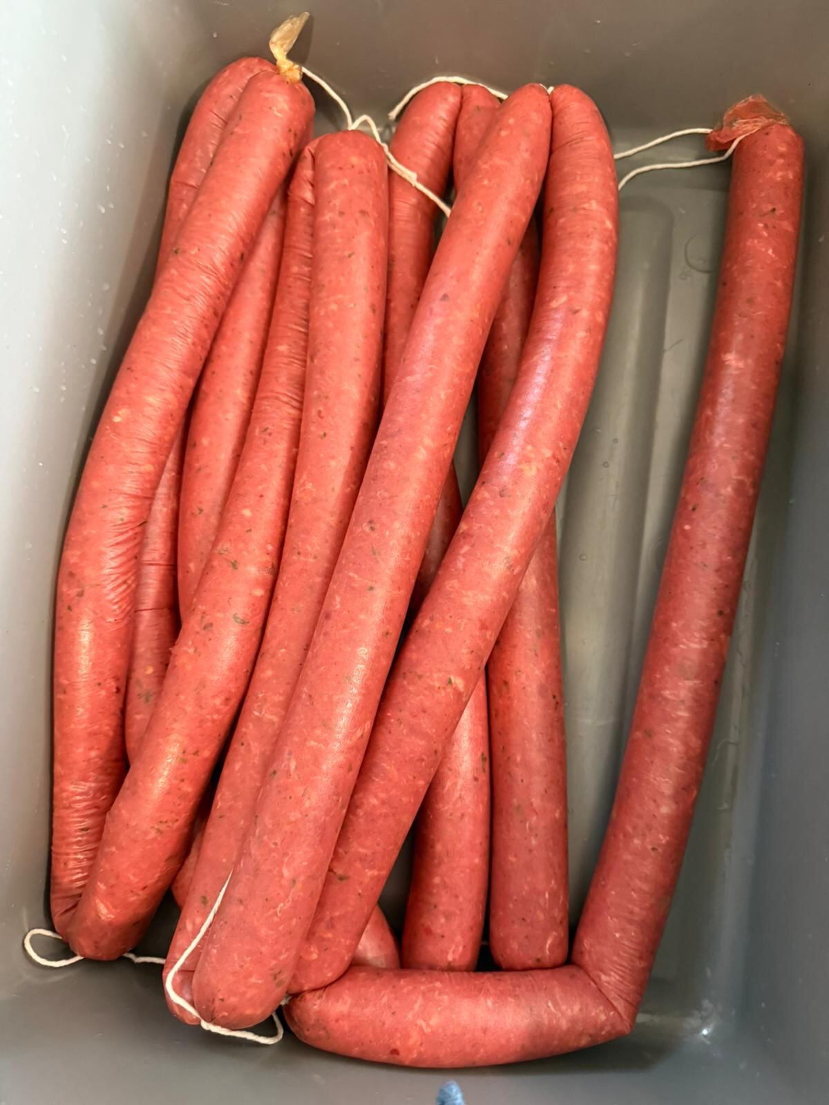 Matrimonio tico que vive en Estados Unidos hace su propio chorizo y salchichón