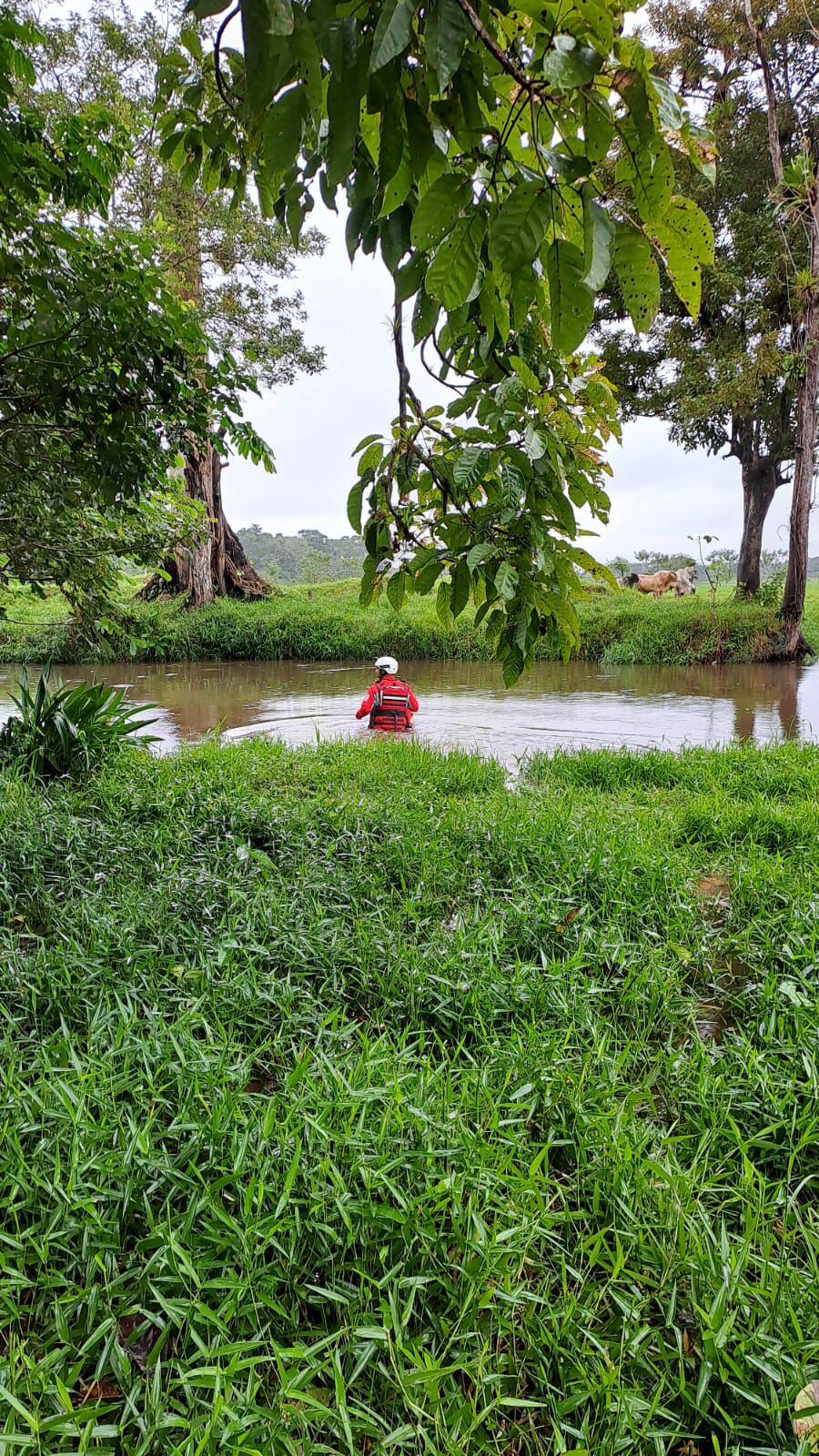 Un hombre identificado como Alexander López fue hallado sin vida la mañana de este miércoles 4 de diciembre en el río Samen en Guatuso, zona norte del país; estaba desaparecido desde el domingo 1 de diciembre del 2024. Foto: Cruz Roja
