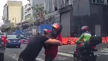 Cámara de seguridad captó tenso enfrentamiento entre peatón y motociclista en San José centro