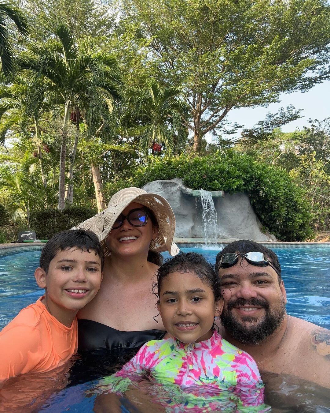 Gustavo Gamboa y Victoria Fuentes con su familia