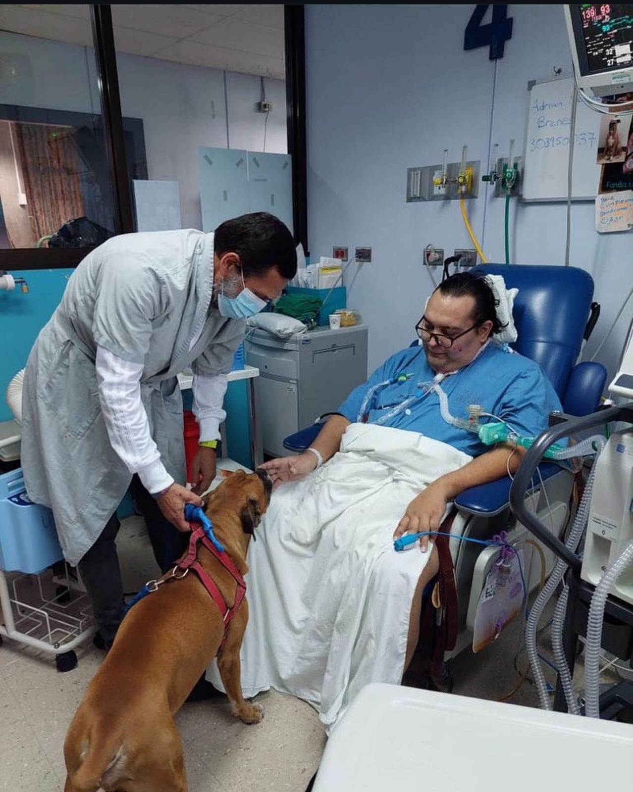 Adrián Méndez, periodista de Teletica radio, y su perro Drako, que partió al cielo de los perros este 21 de noviembre de 2024.